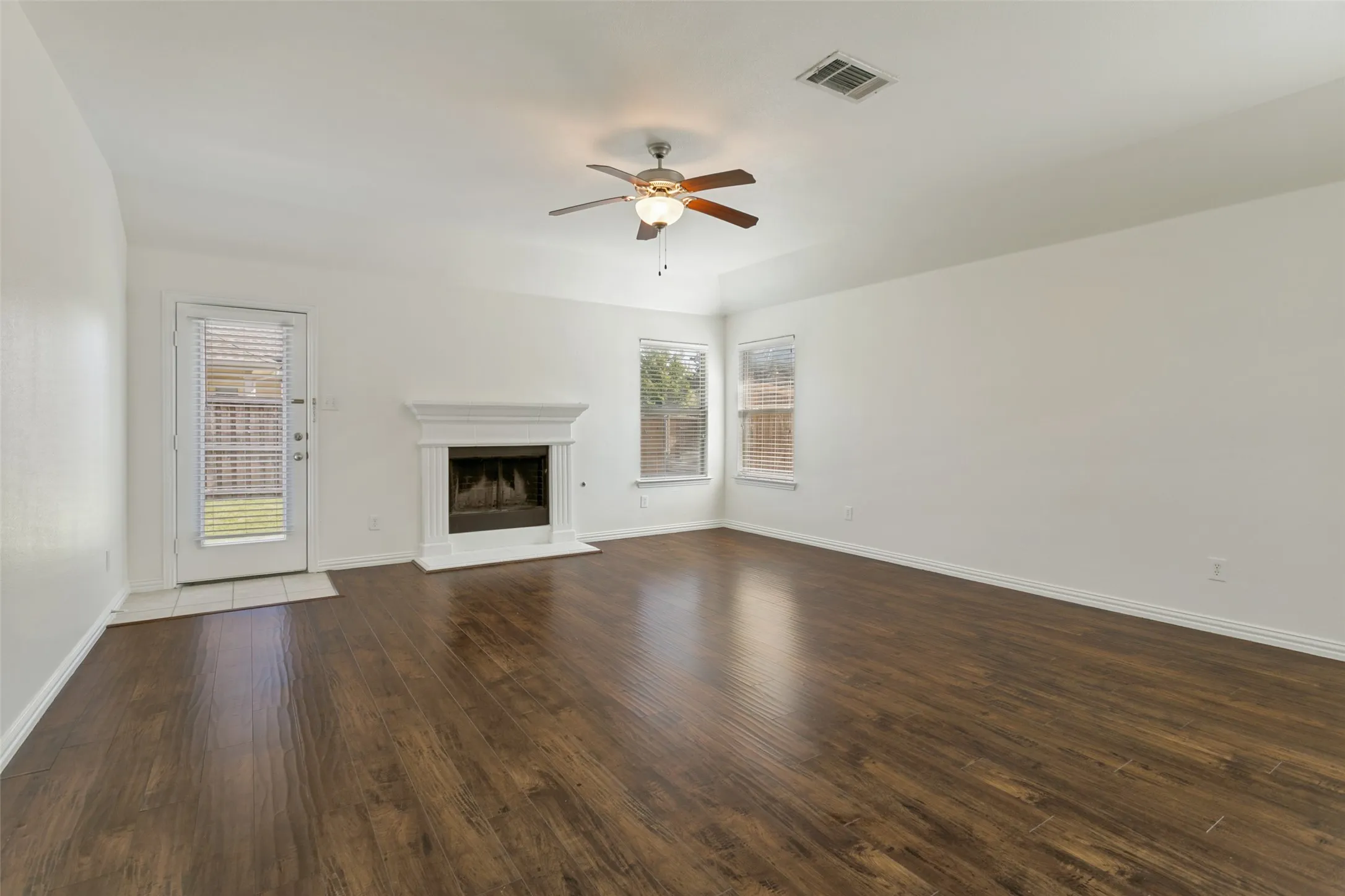 Single Family Residence For Sale in Denton County , 2213 Willow Creek Drive, Little Elm, Texas 75068, 3 Bedroom, 2 Bathroom, 2 Garage spaces, 1,825 Sqft, built in 2012, mls#21358976, Real Estate Agent in Little Elm, Homes For Sale in Denton county, Homes For Sale in Little Elm, Realtor in Little Elm Texas, Real Estate Brokerage Independent Realty Texas, Luminita Cordes Realtor