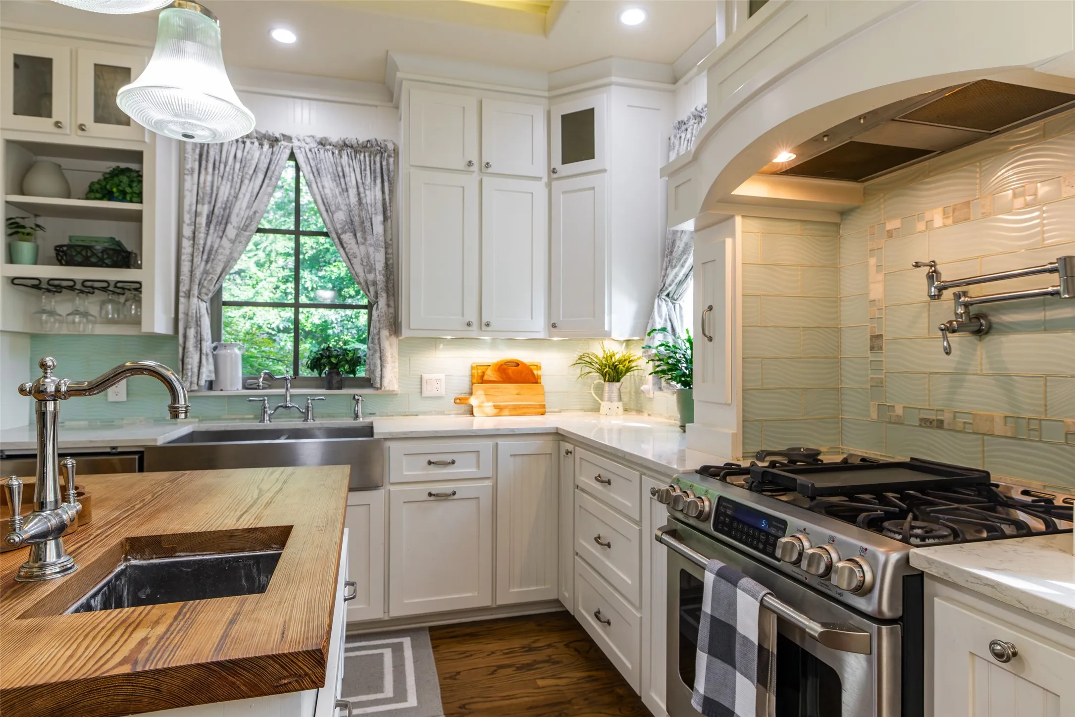 Single Family Residence For Sale in Harrison County , 325 Young Road, Hallsville, Texas 75650, 4 Bedroom, 4 Bathroom, 3 Garage spaces, 7,100 Sqft, built in 2014, mls#21358996, Real Estate Agent in Hallsville, Homes For Sale in Harrison county, Homes For Sale in Hallsville, Realtor in Hallsville Texas, Real Estate Brokerage Independent Realty Texas, Luminita Cordes Realtor