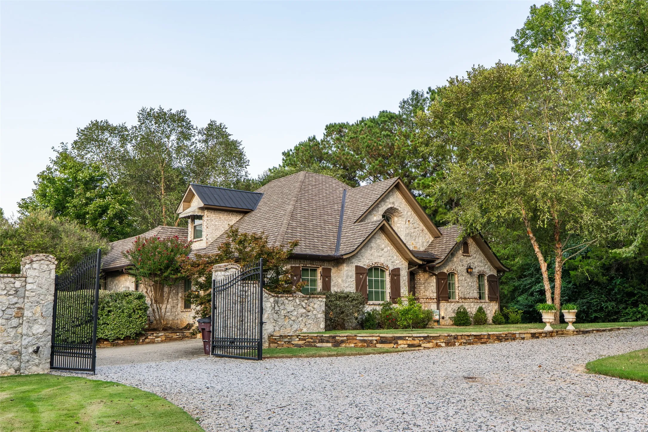 Single Family Residence For Sale in Harrison County , 325 Young Road, Hallsville, Texas 75650, 4 Bedroom, 4 Bathroom, 3 Garage spaces, 7,100 Sqft, built in 2014, mls#21358996, Real Estate Agent in Hallsville, Homes For Sale in Harrison county, Homes For Sale in Hallsville, Realtor in Hallsville Texas, Real Estate Brokerage Independent Realty Texas, Luminita Cordes Realtor
