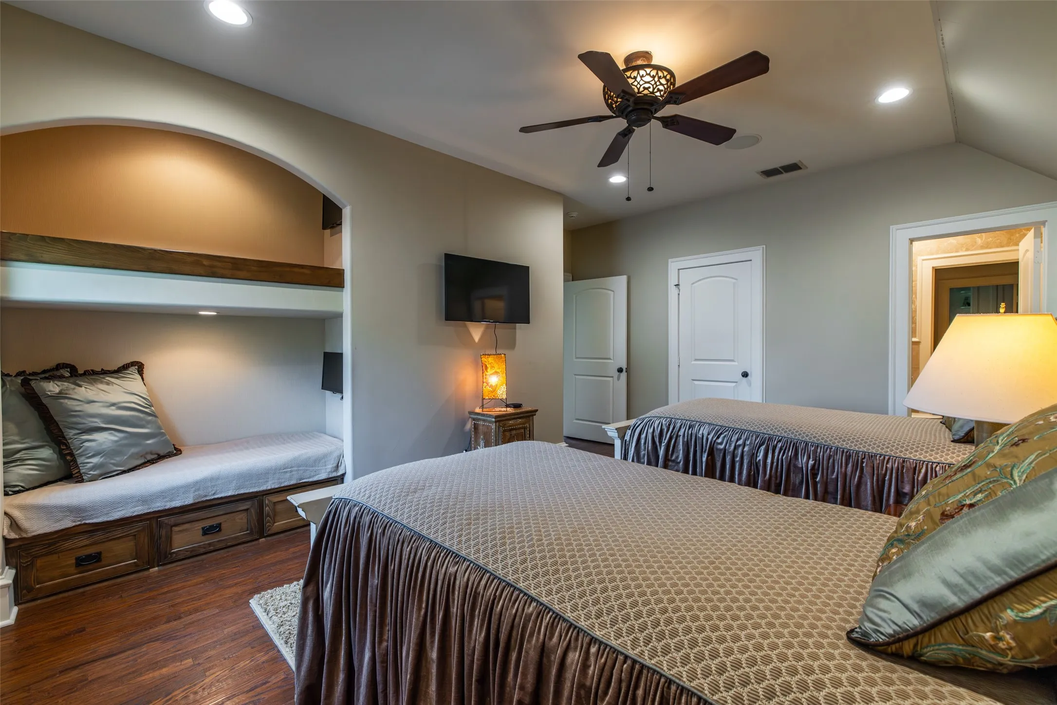 Single Family Residence For Sale in Harrison County , 325 Young Road, Hallsville, Texas 75650, 4 Bedroom, 4 Bathroom, 3 Garage spaces, 7,100 Sqft, built in 2014, mls#21358996, Real Estate Agent in Hallsville, Homes For Sale in Harrison county, Homes For Sale in Hallsville, Realtor in Hallsville Texas, Real Estate Brokerage Independent Realty Texas, Luminita Cordes Realtor