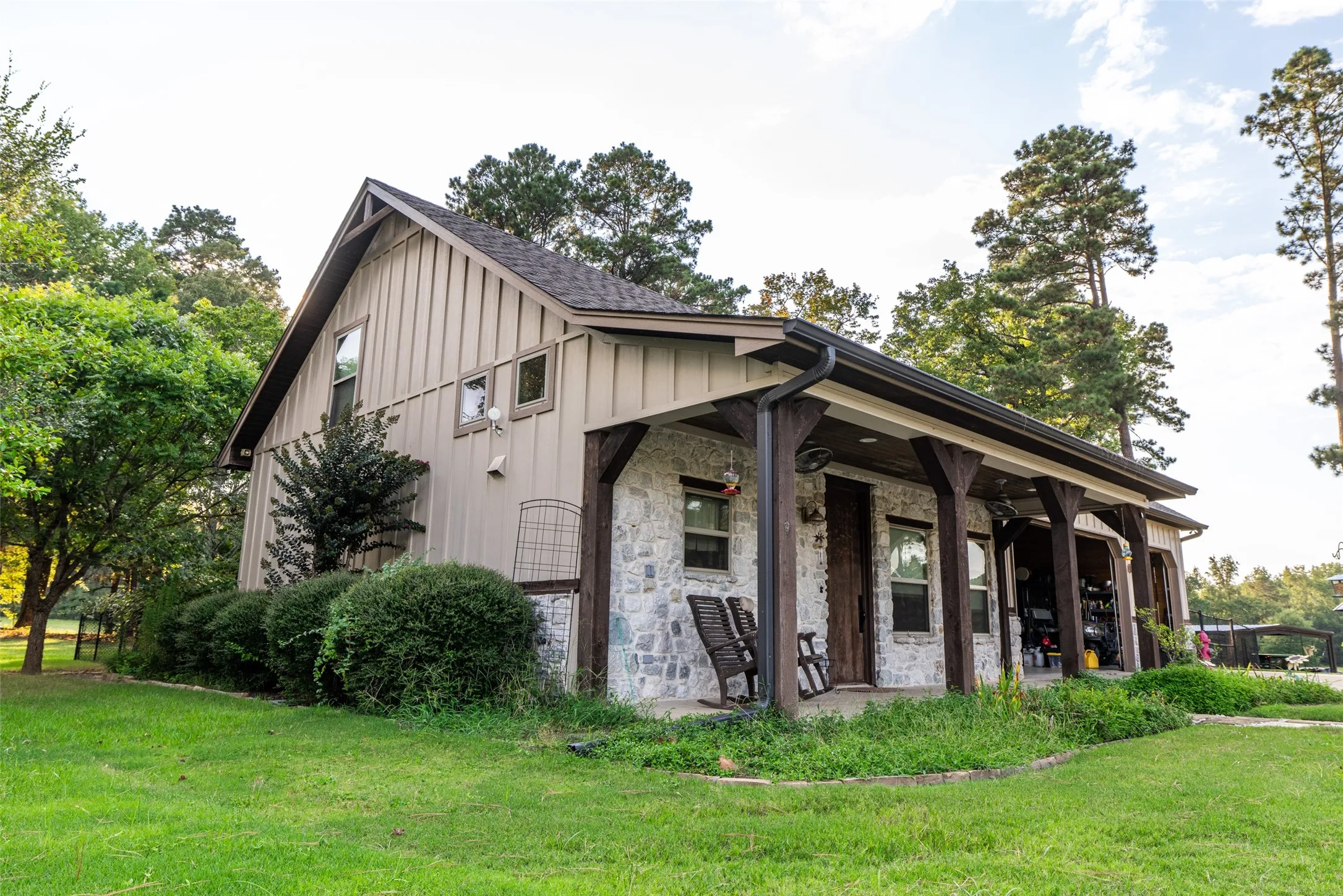 Single Family Residence For Sale in Harrison County , 325 Young Road, Hallsville, Texas 75650, 4 Bedroom, 4 Bathroom, 3 Garage spaces, 7,100 Sqft, built in 2014, mls#21358996, Real Estate Agent in Hallsville, Homes For Sale in Harrison county, Homes For Sale in Hallsville, Realtor in Hallsville Texas, Real Estate Brokerage Independent Realty Texas, Luminita Cordes Realtor