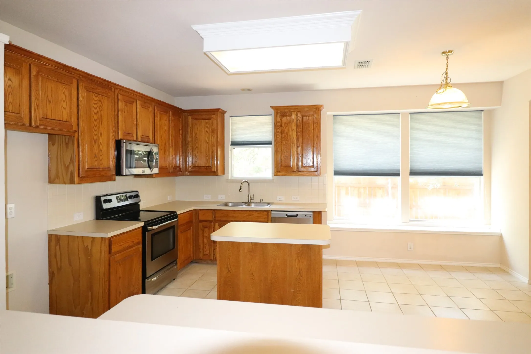 Single Family Residence For Rent in Dallas County , 7901 Stonehaven Lane, Rowlett, Texas 75089, 4 Bedroom, 2 Bathroom, 2 Garage spaces, 2,513 Sqft, built in 2000, mls#21336806, Real Estate Agent in Rowlett, Homes For Rent in Dallas county, Homes For Rent in Rowlett, Realtor in Rowlett Texas, Real Estate Brokerage Independent Realty Texas, Luminita Cordes Realtor