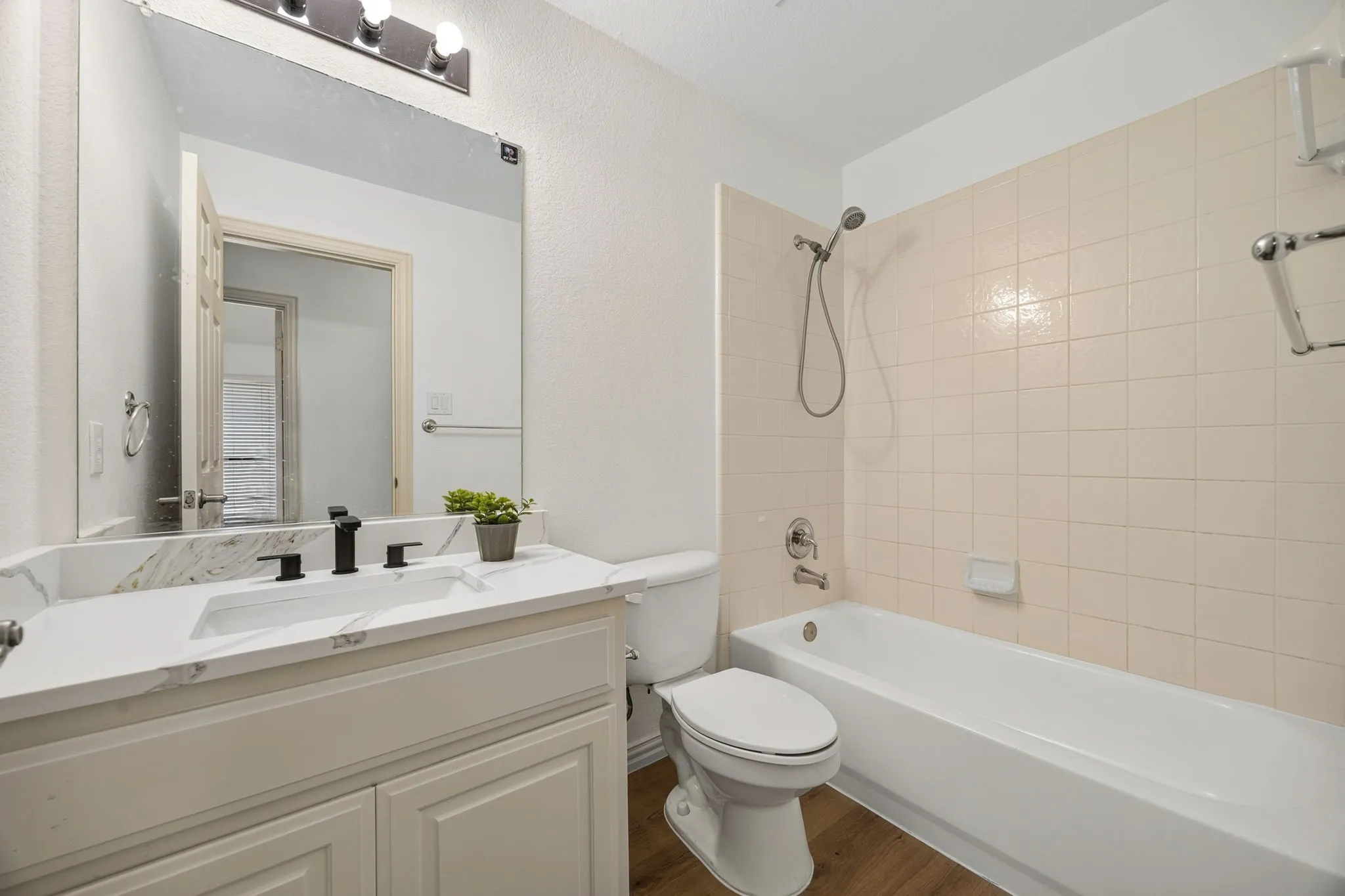 Second floor full bathroom