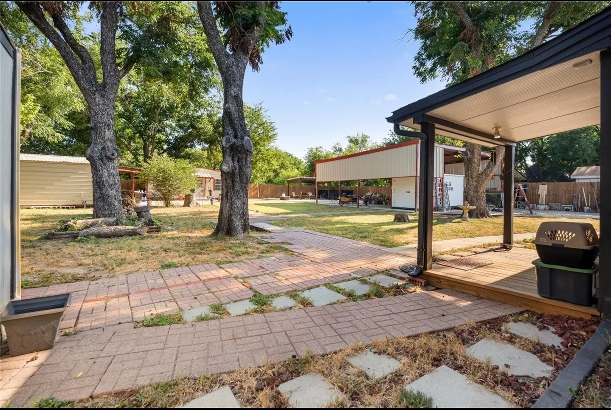 Single Family Residence For Sale in Parker County , 314 W 4th Street, Weatherford, Texas 76086, 3 Bedroom, 2 Bathroom, Garage spaces, 1,355 Sqft, built in 1950, mls#21359014, Real Estate Agent in Weatherford, Homes For Sale in Parker county, Homes For Sale in Weatherford, Realtor in Weatherford Texas, Real Estate Brokerage Independent Realty Texas, Luminita Cordes Realtor