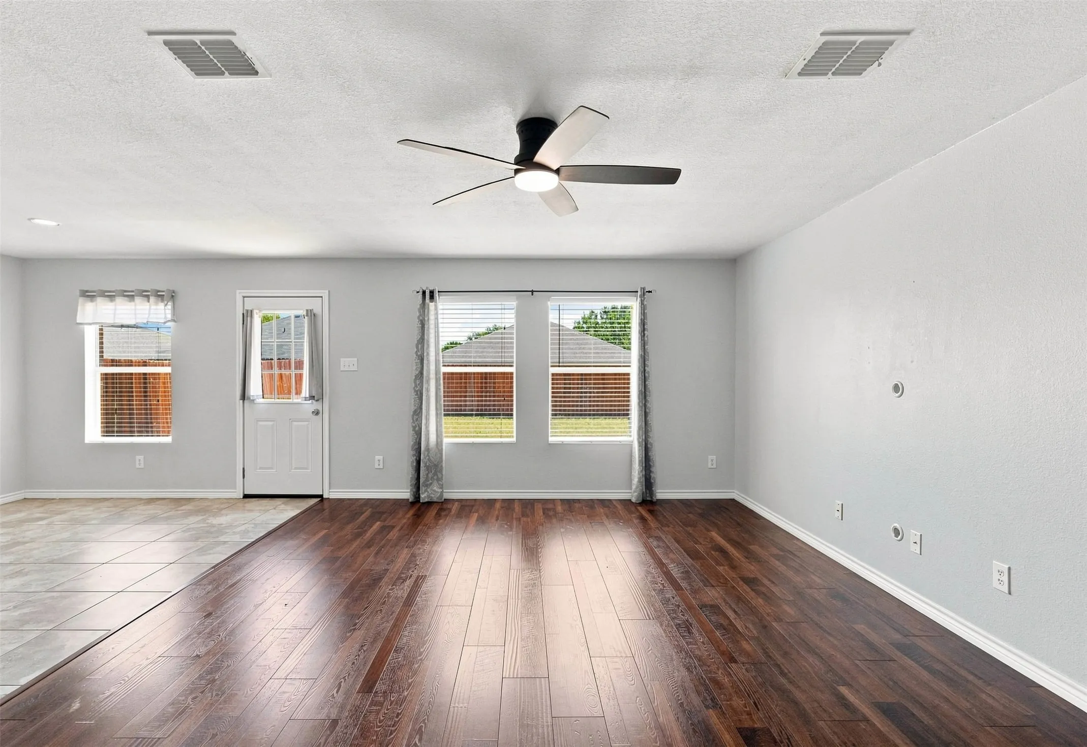 Single Family Residence For Sale in Collin County , 1217 Bellevue Drive, Princeton, Texas 75407, 3 Bedroom, 2 Bathroom, 2 Garage spaces, 1,439 Sqft, built in 2006, mls#21355267, Real Estate Agent in Princeton, Homes For Sale in Collin county, Homes For Sale in Princeton, Realtor in Princeton Texas, Real Estate Brokerage Independent Realty Texas, Luminita Cordes Realtor