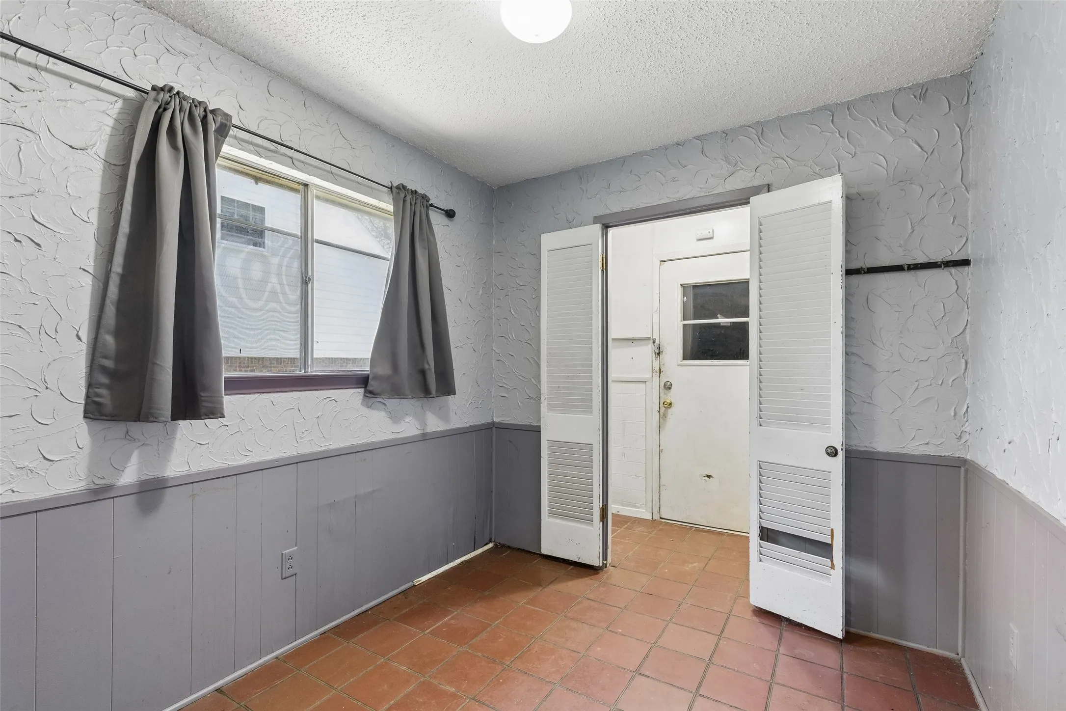 Single Family Residence For Sale in Tarrant County , 6153 Walla Avenue, Fort Worth, Texas 76133, 3 Bedroom, 2 Bathroom, 2 Garage spaces, 1,766 Sqft, built in 1964, mls#21359011, Real Estate Agent in Fort Worth, Homes For Sale in Tarrant county, Homes For Sale in Fort Worth, Realtor in Fort Worth Texas, Real Estate Brokerage Independent Realty Texas, Luminita Cordes Realtor