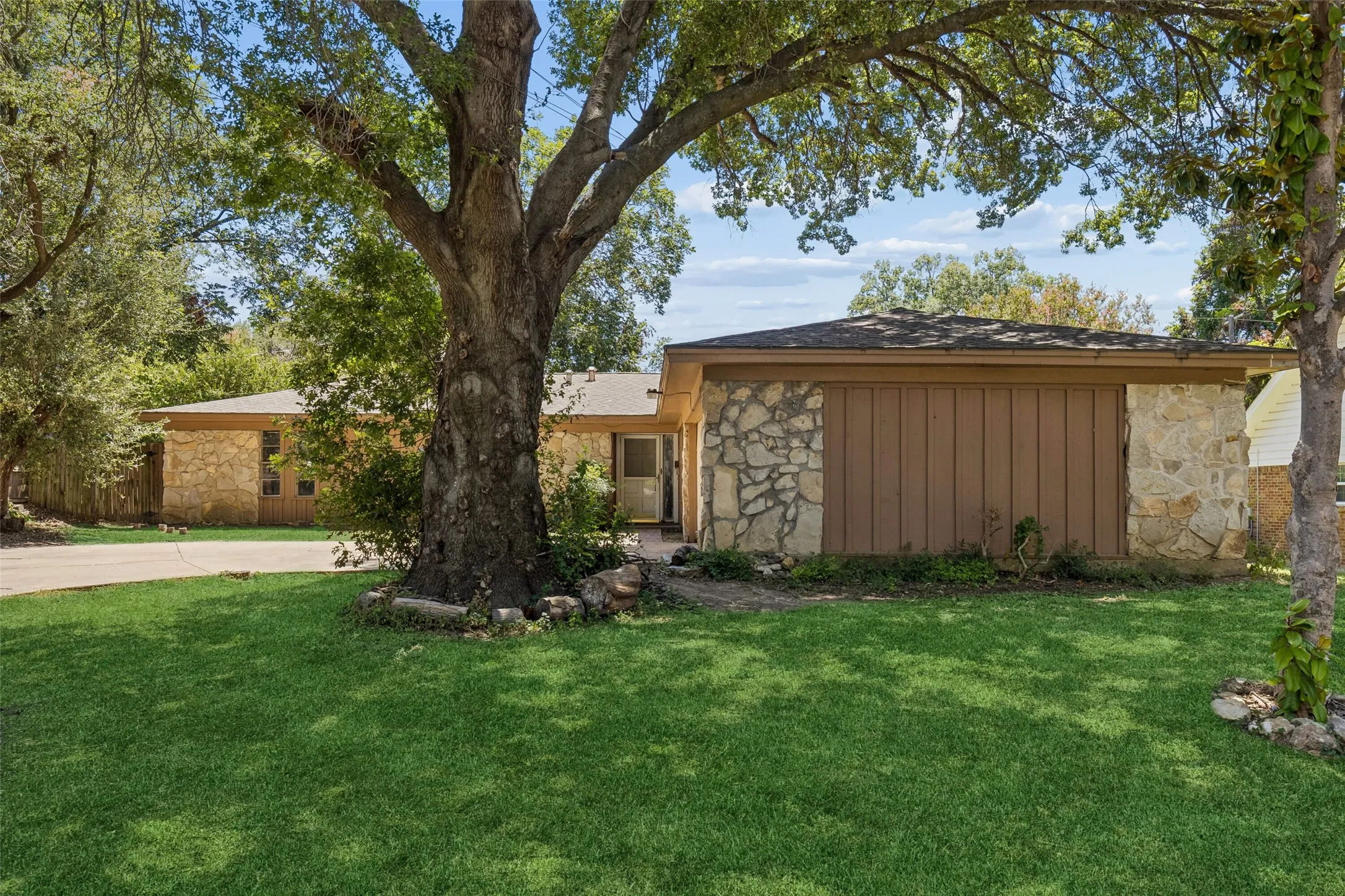 Single Family Residence For Sale in Tarrant County , 6153 Walla Avenue, Fort Worth, Texas 76133, 3 Bedroom, 2 Bathroom, 2 Garage spaces, 1,766 Sqft, built in 1964, mls#21359011, Real Estate Agent in Fort Worth, Homes For Sale in Tarrant county, Homes For Sale in Fort Worth, Realtor in Fort Worth Texas, Real Estate Brokerage Independent Realty Texas, Luminita Cordes Realtor