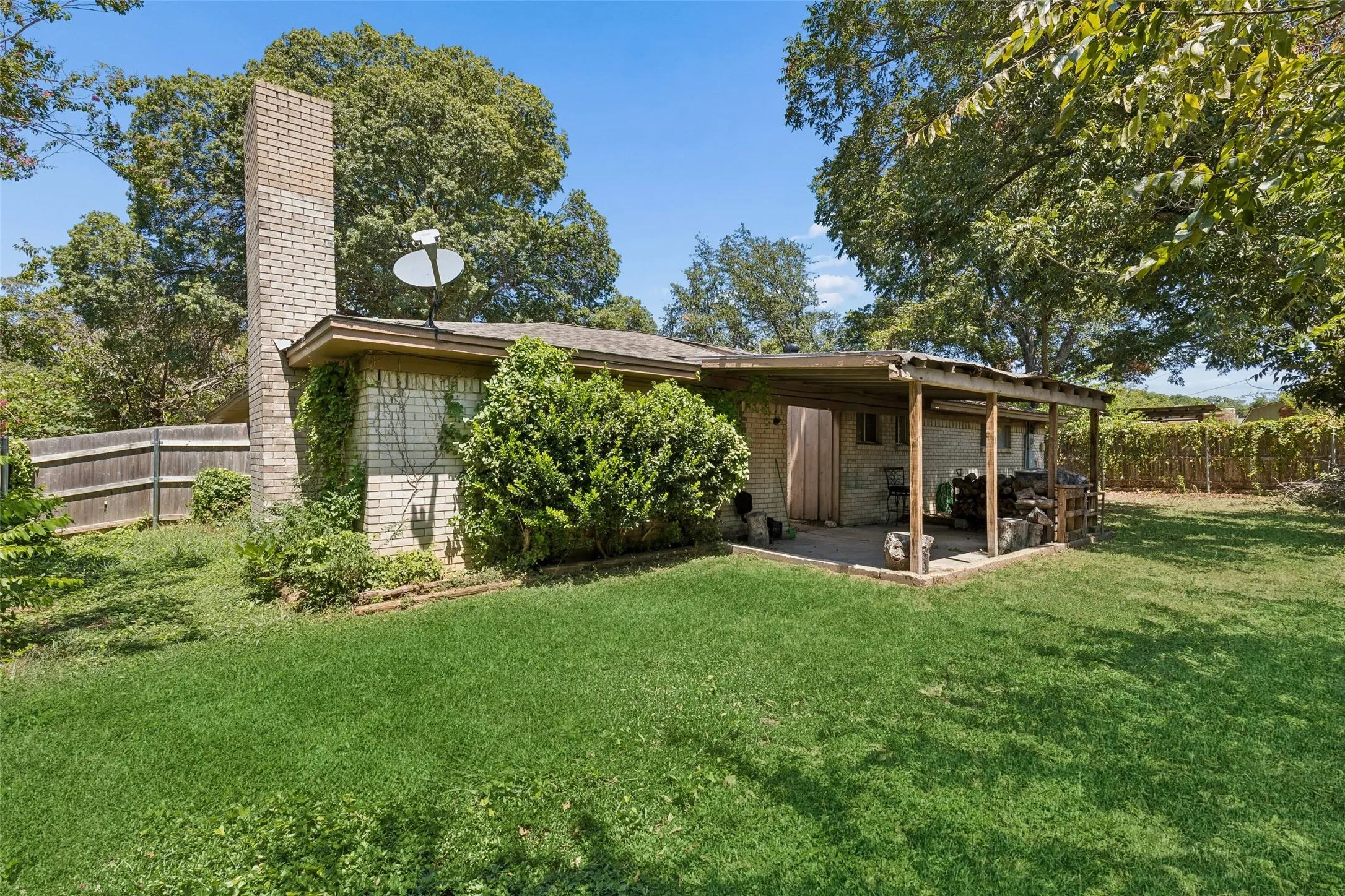 Single Family Residence For Sale in Tarrant County , 6153 Walla Avenue, Fort Worth, Texas 76133, 3 Bedroom, 2 Bathroom, 2 Garage spaces, 1,766 Sqft, built in 1964, mls#21359011, Real Estate Agent in Fort Worth, Homes For Sale in Tarrant county, Homes For Sale in Fort Worth, Realtor in Fort Worth Texas, Real Estate Brokerage Independent Realty Texas, Luminita Cordes Realtor
