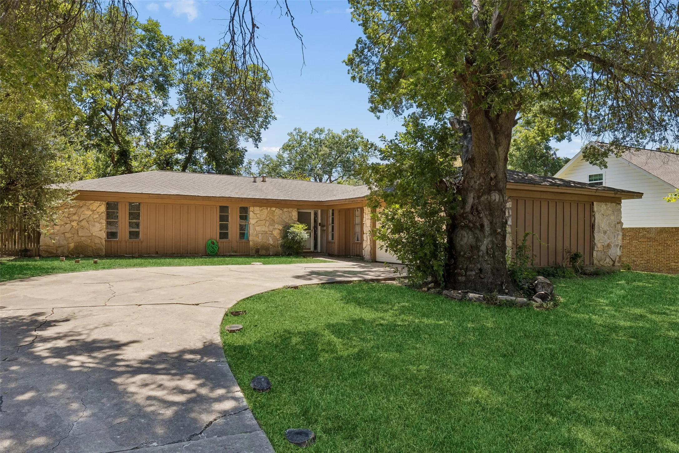 Single Family Residence For Sale in Tarrant County , 6153 Walla Avenue, Fort Worth, Texas 76133, 3 Bedroom, 2 Bathroom, 2 Garage spaces, 1,766 Sqft, built in 1964, mls#21359011, Real Estate Agent in Fort Worth, Homes For Sale in Tarrant county, Homes For Sale in Fort Worth, Realtor in Fort Worth Texas, Real Estate Brokerage Independent Realty Texas, Luminita Cordes Realtor