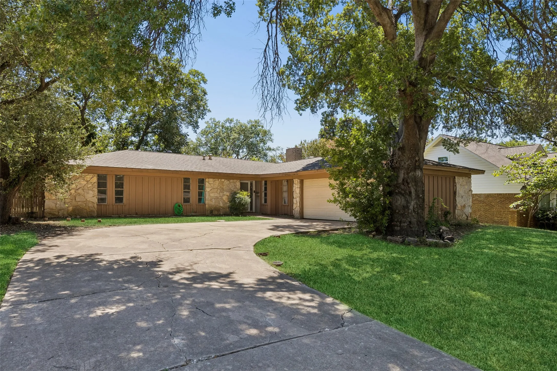 Single Family Residence For Sale in Tarrant County , 6153 Walla Avenue, Fort Worth, Texas 76133, 3 Bedroom, 2 Bathroom, 2 Garage spaces, 1,766 Sqft, built in 1964, mls#21359011, Real Estate Agent in Fort Worth, Homes For Sale in Tarrant county, Homes For Sale in Fort Worth, Realtor in Fort Worth Texas, Real Estate Brokerage Independent Realty Texas, Luminita Cordes Realtor