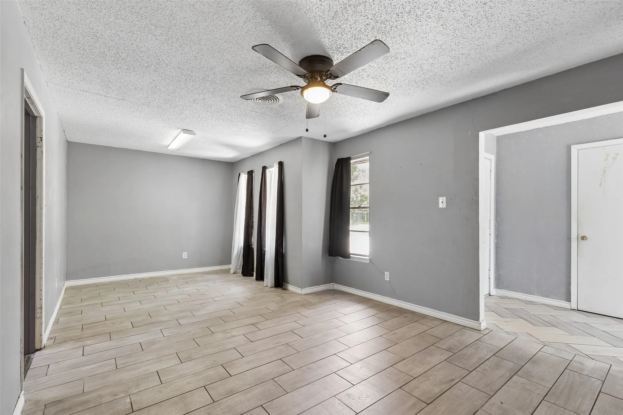 Single Family Residence For Sale in Tarrant County , 6153 Walla Avenue, Fort Worth, Texas 76133, 3 Bedroom, 2 Bathroom, 2 Garage spaces, 1,766 Sqft, built in 1964, mls#21359011, Real Estate Agent in Fort Worth, Homes For Sale in Tarrant county, Homes For Sale in Fort Worth, Realtor in Fort Worth Texas, Real Estate Brokerage Independent Realty Texas, Luminita Cordes Realtor