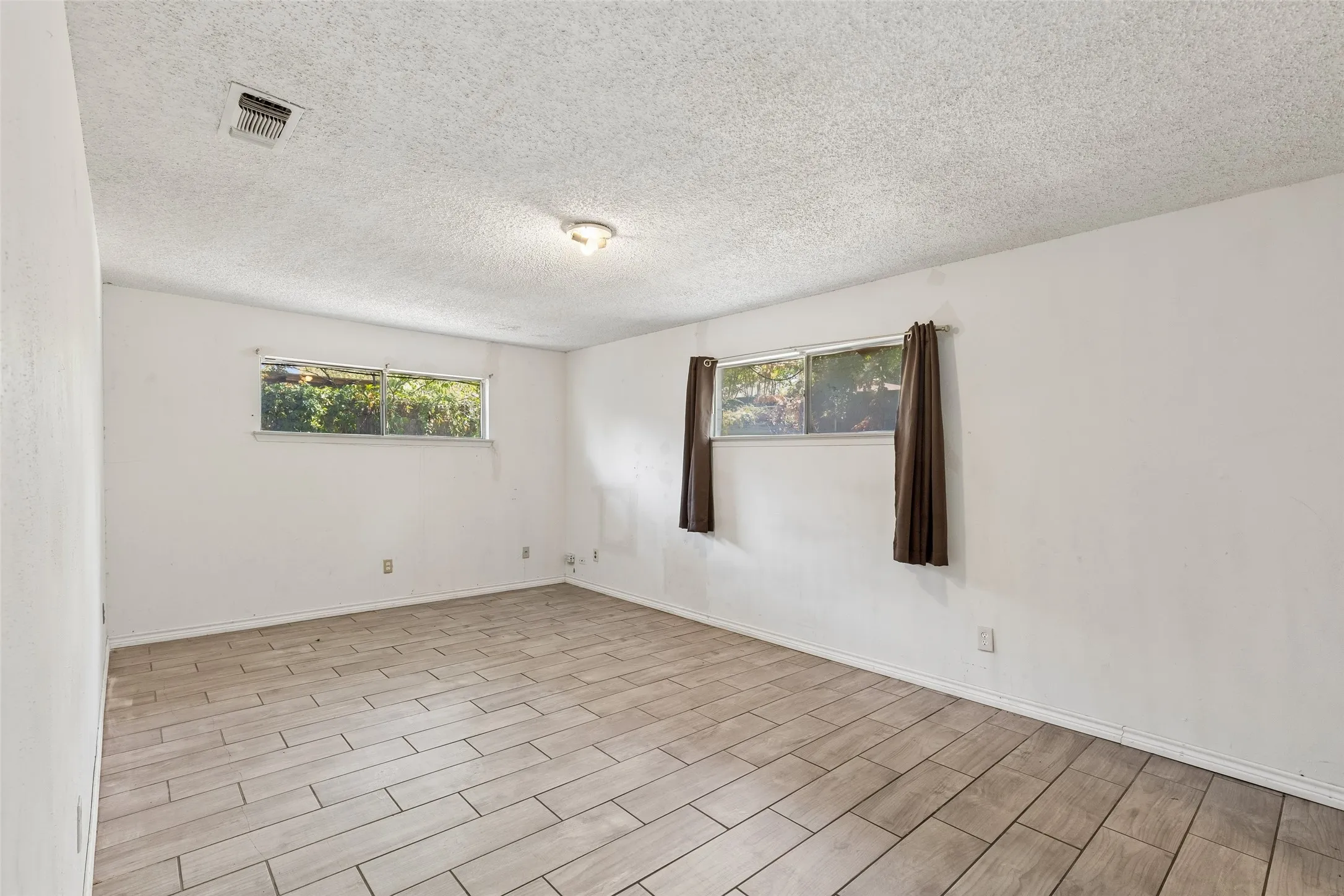 Single Family Residence For Sale in Tarrant County , 6153 Walla Avenue, Fort Worth, Texas 76133, 3 Bedroom, 2 Bathroom, 2 Garage spaces, 1,766 Sqft, built in 1964, mls#21359011, Real Estate Agent in Fort Worth, Homes For Sale in Tarrant county, Homes For Sale in Fort Worth, Realtor in Fort Worth Texas, Real Estate Brokerage Independent Realty Texas, Luminita Cordes Realtor