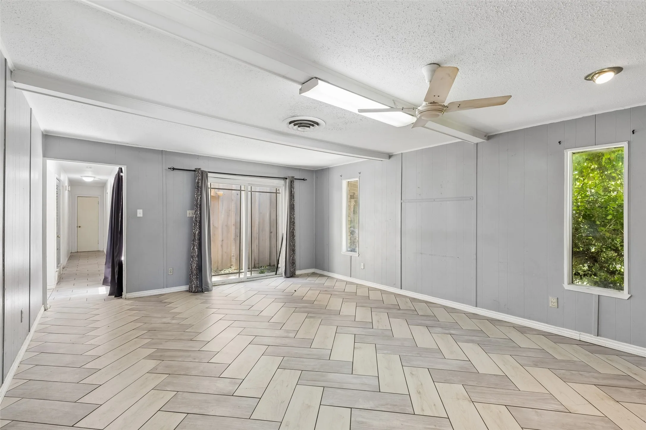 Single Family Residence For Sale in Tarrant County , 6153 Walla Avenue, Fort Worth, Texas 76133, 3 Bedroom, 2 Bathroom, 2 Garage spaces, 1,766 Sqft, built in 1964, mls#21359011, Real Estate Agent in Fort Worth, Homes For Sale in Tarrant county, Homes For Sale in Fort Worth, Realtor in Fort Worth Texas, Real Estate Brokerage Independent Realty Texas, Luminita Cordes Realtor