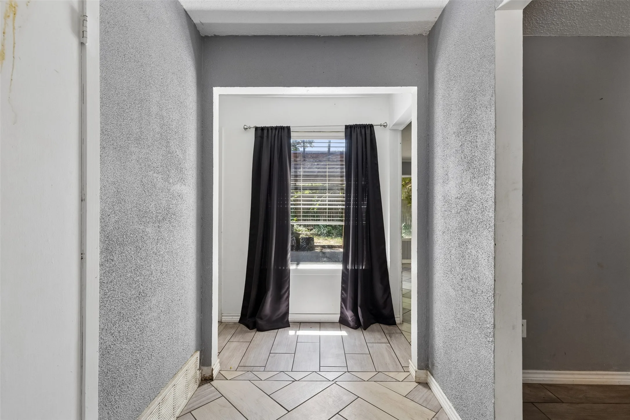 Single Family Residence For Sale in Tarrant County , 6153 Walla Avenue, Fort Worth, Texas 76133, 3 Bedroom, 2 Bathroom, 2 Garage spaces, 1,766 Sqft, built in 1964, mls#21359011, Real Estate Agent in Fort Worth, Homes For Sale in Tarrant county, Homes For Sale in Fort Worth, Realtor in Fort Worth Texas, Real Estate Brokerage Independent Realty Texas, Luminita Cordes Realtor