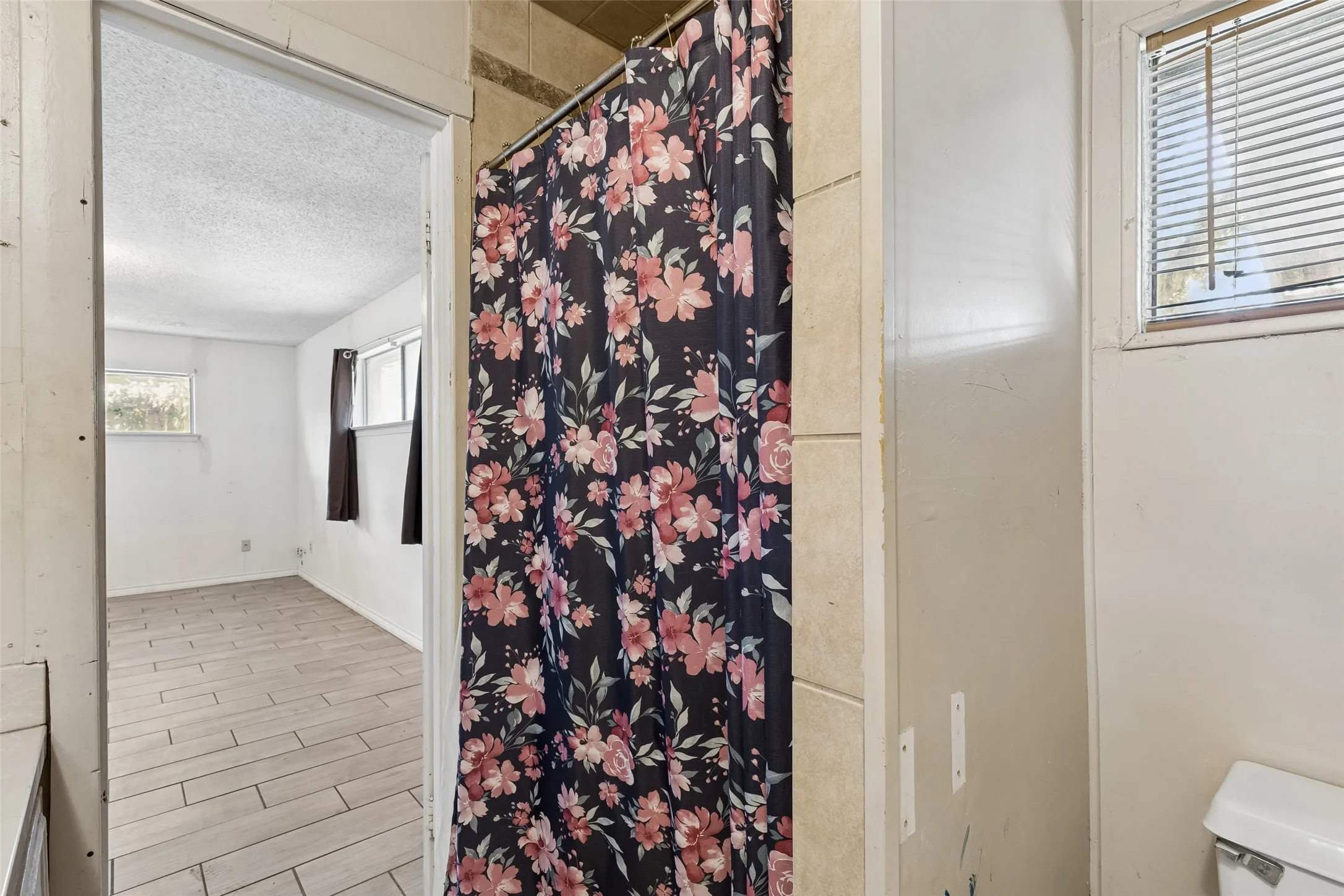 Single Family Residence For Sale in Tarrant County , 6153 Walla Avenue, Fort Worth, Texas 76133, 3 Bedroom, 2 Bathroom, 2 Garage spaces, 1,766 Sqft, built in 1964, mls#21359011, Real Estate Agent in Fort Worth, Homes For Sale in Tarrant county, Homes For Sale in Fort Worth, Realtor in Fort Worth Texas, Real Estate Brokerage Independent Realty Texas, Luminita Cordes Realtor