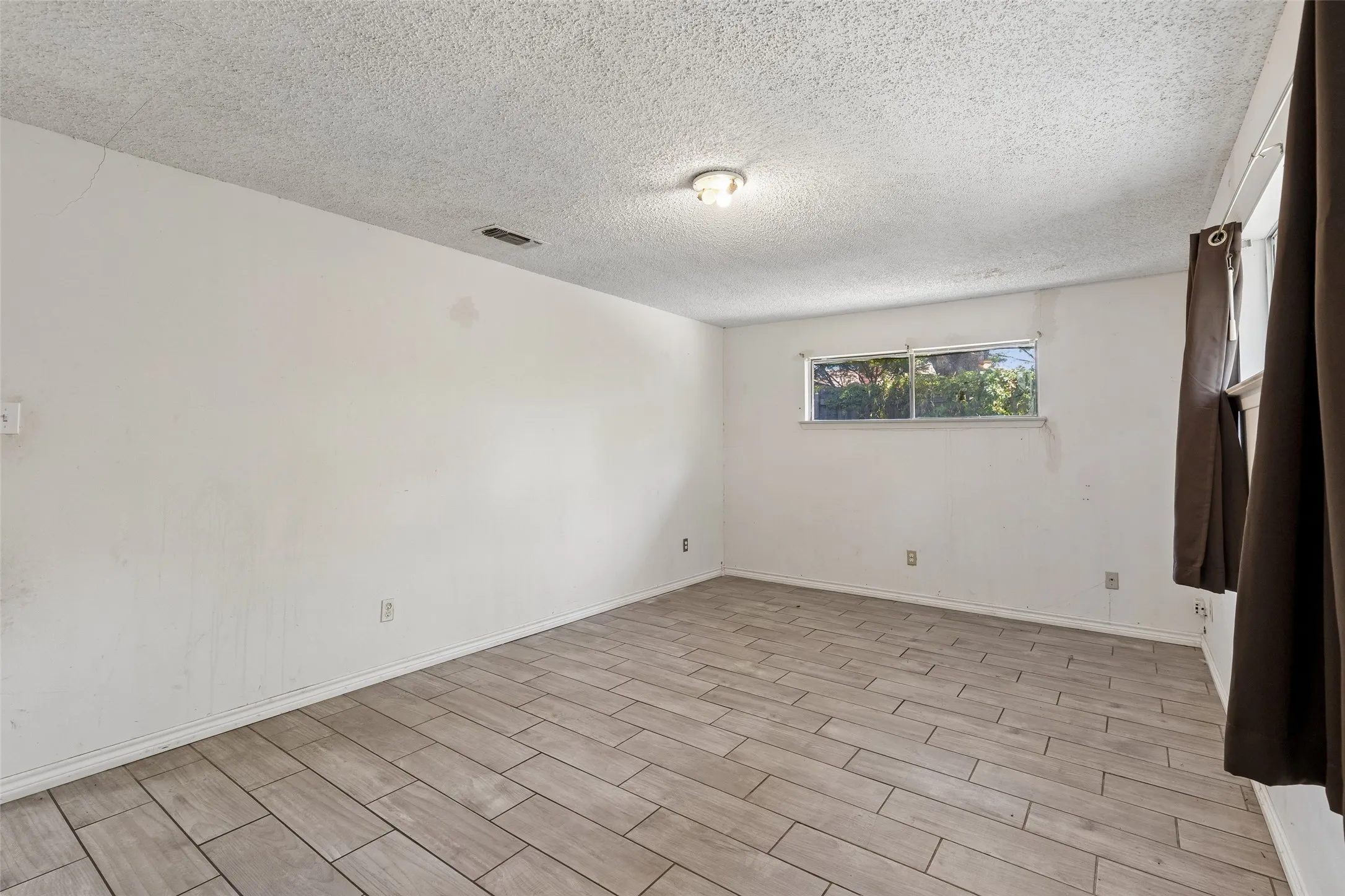 Single Family Residence For Sale in Tarrant County , 6153 Walla Avenue, Fort Worth, Texas 76133, 3 Bedroom, 2 Bathroom, 2 Garage spaces, 1,766 Sqft, built in 1964, mls#21359011, Real Estate Agent in Fort Worth, Homes For Sale in Tarrant county, Homes For Sale in Fort Worth, Realtor in Fort Worth Texas, Real Estate Brokerage Independent Realty Texas, Luminita Cordes Realtor