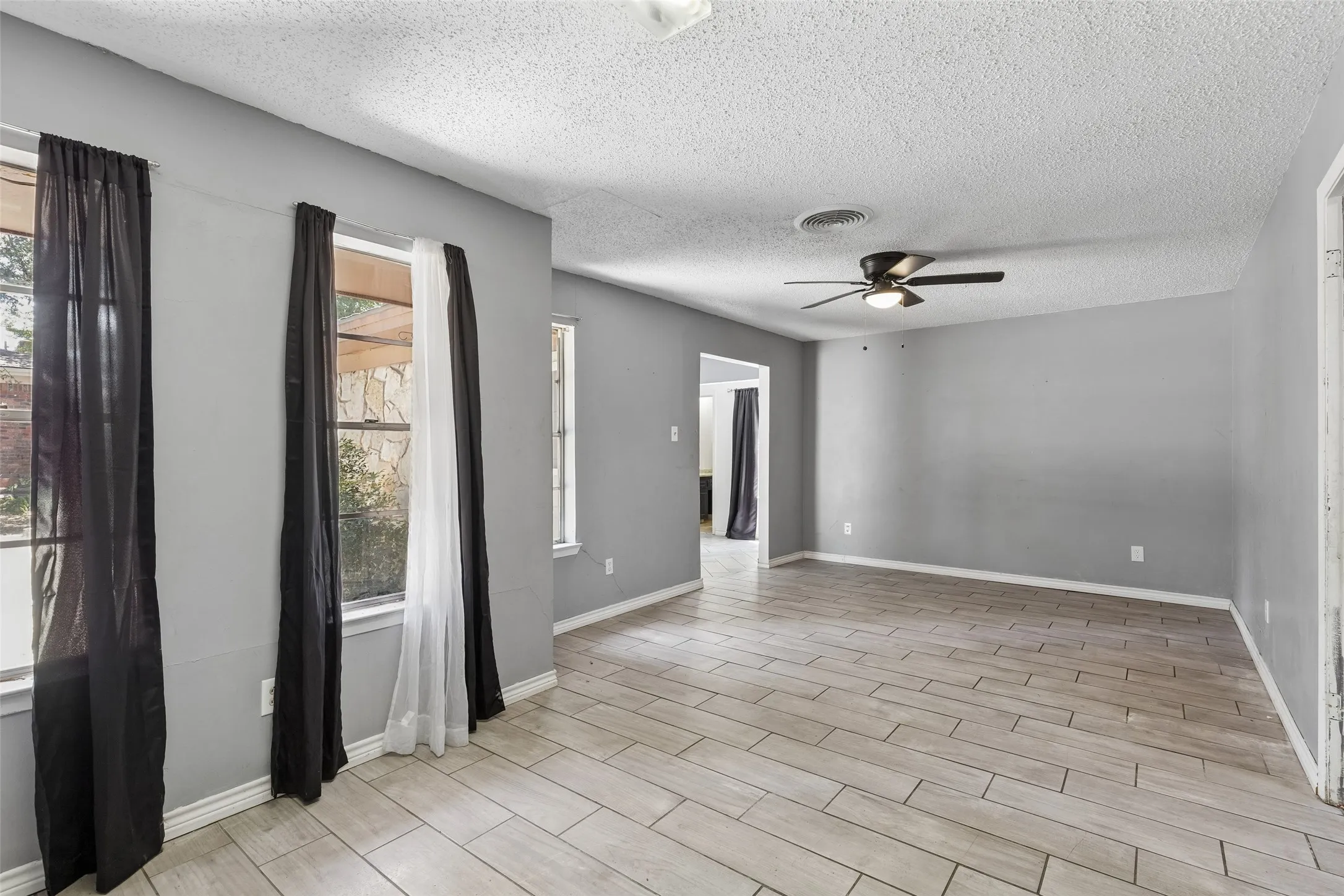 Single Family Residence For Sale in Tarrant County , 6153 Walla Avenue, Fort Worth, Texas 76133, 3 Bedroom, 2 Bathroom, 2 Garage spaces, 1,766 Sqft, built in 1964, mls#21359011, Real Estate Agent in Fort Worth, Homes For Sale in Tarrant county, Homes For Sale in Fort Worth, Realtor in Fort Worth Texas, Real Estate Brokerage Independent Realty Texas, Luminita Cordes Realtor