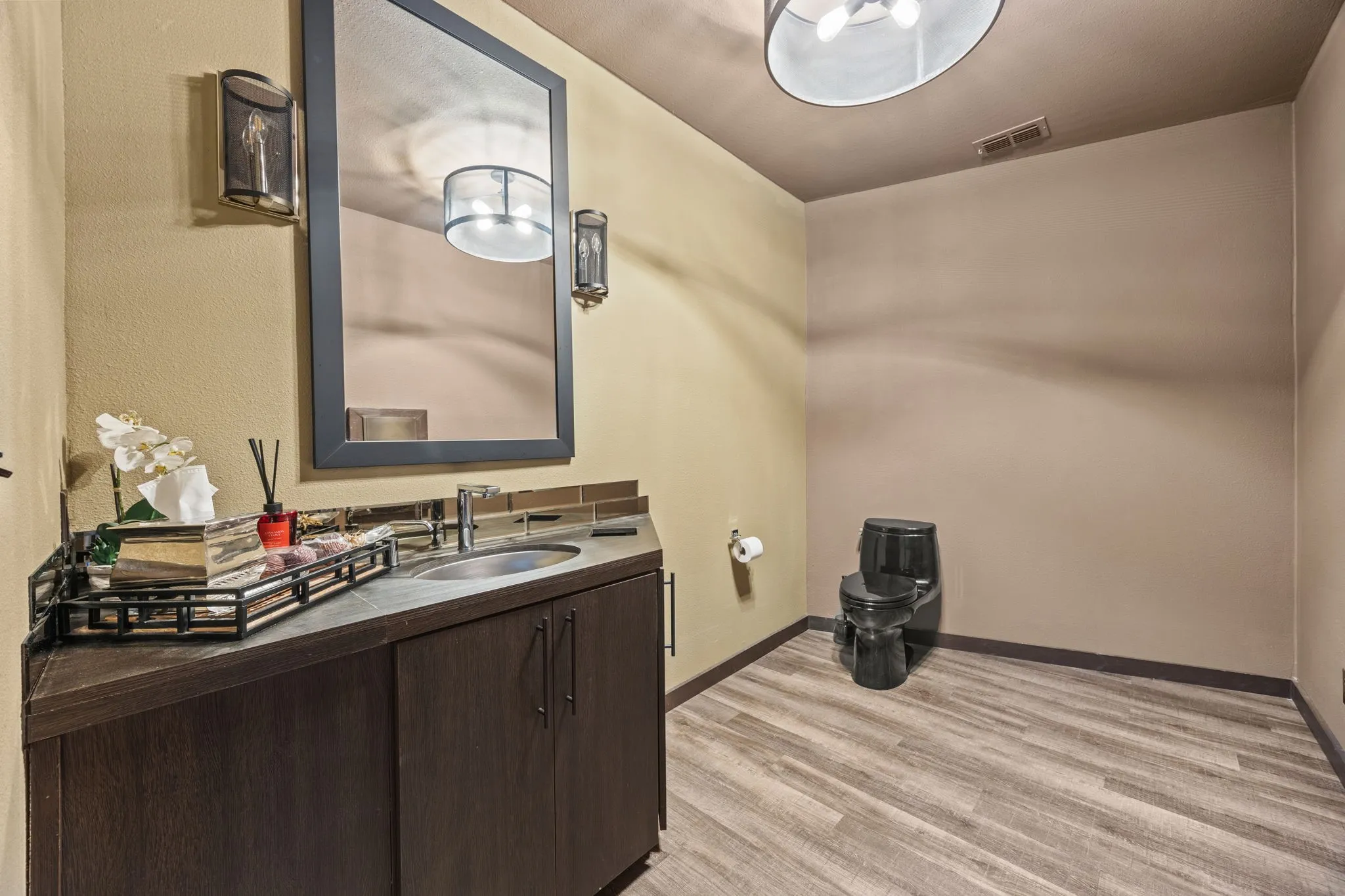 Industrial For Sale in Denton County , 853 Main Street D9, Lake Dallas, Texas 75065, 0, 0, Garage spaces, 0 Sqft, built in 2003, Price $108,900, mls#21356181, Real Estate Agent in Lake Dallas, Homes For Sale in Denton county, Homes For Sale in Lake Dallas, Realtor in Lake Dallas Texas, Real Estate Brokerage Independent Realty Texas, Luminita Cordes Realtor
