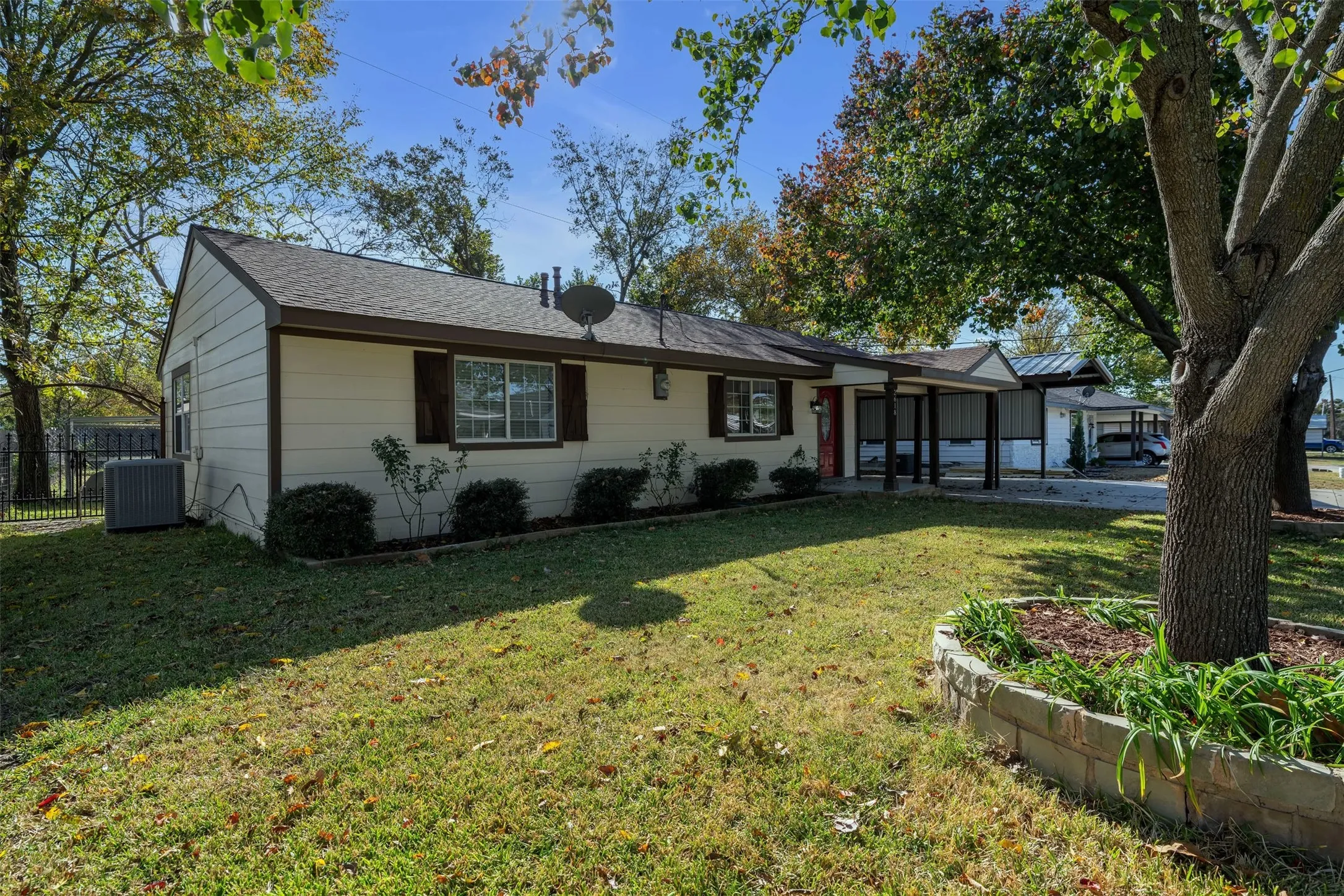 Single Family Residence For Sale in Hunt County , 2618 Horne Circle, Caddo Mills, Texas 75135, 3 Bedroom, 2 Bathroom, Garage spaces, 1,800 Sqft, built in 1980, mls#21359004, Real Estate Agent in Caddo Mills, Homes For Sale in Hunt county, Homes For Sale in Caddo Mills, Realtor in Caddo Mills Texas, Real Estate Brokerage Independent Realty Texas, Luminita Cordes Realtor
