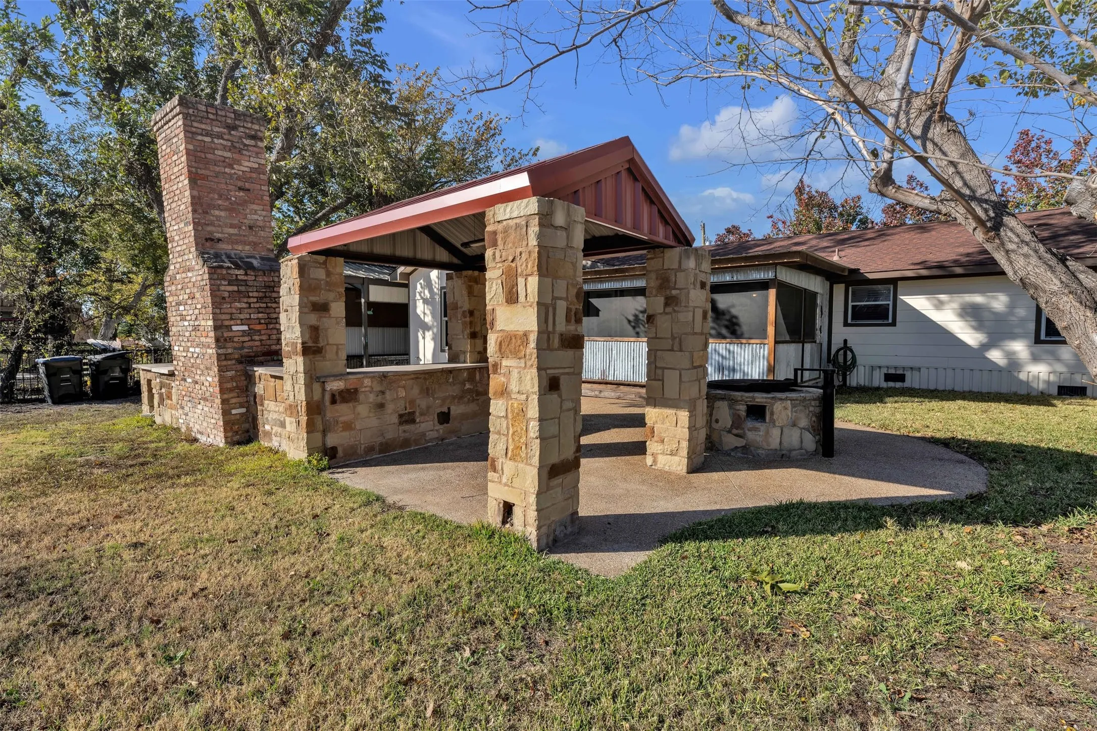 Single Family Residence For Sale in Hunt County , 2618 Horne Circle, Caddo Mills, Texas 75135, 3 Bedroom, 2 Bathroom, Garage spaces, 1,800 Sqft, built in 1980, mls#21359004, Real Estate Agent in Caddo Mills, Homes For Sale in Hunt county, Homes For Sale in Caddo Mills, Realtor in Caddo Mills Texas, Real Estate Brokerage Independent Realty Texas, Luminita Cordes Realtor