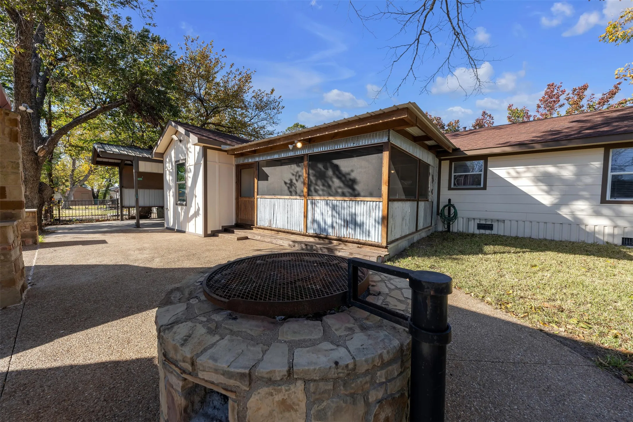 Single Family Residence For Sale in Hunt County , 2618 Horne Circle, Caddo Mills, Texas 75135, 3 Bedroom, 2 Bathroom, Garage spaces, 1,800 Sqft, built in 1980, mls#21359004, Real Estate Agent in Caddo Mills, Homes For Sale in Hunt county, Homes For Sale in Caddo Mills, Realtor in Caddo Mills Texas, Real Estate Brokerage Independent Realty Texas, Luminita Cordes Realtor