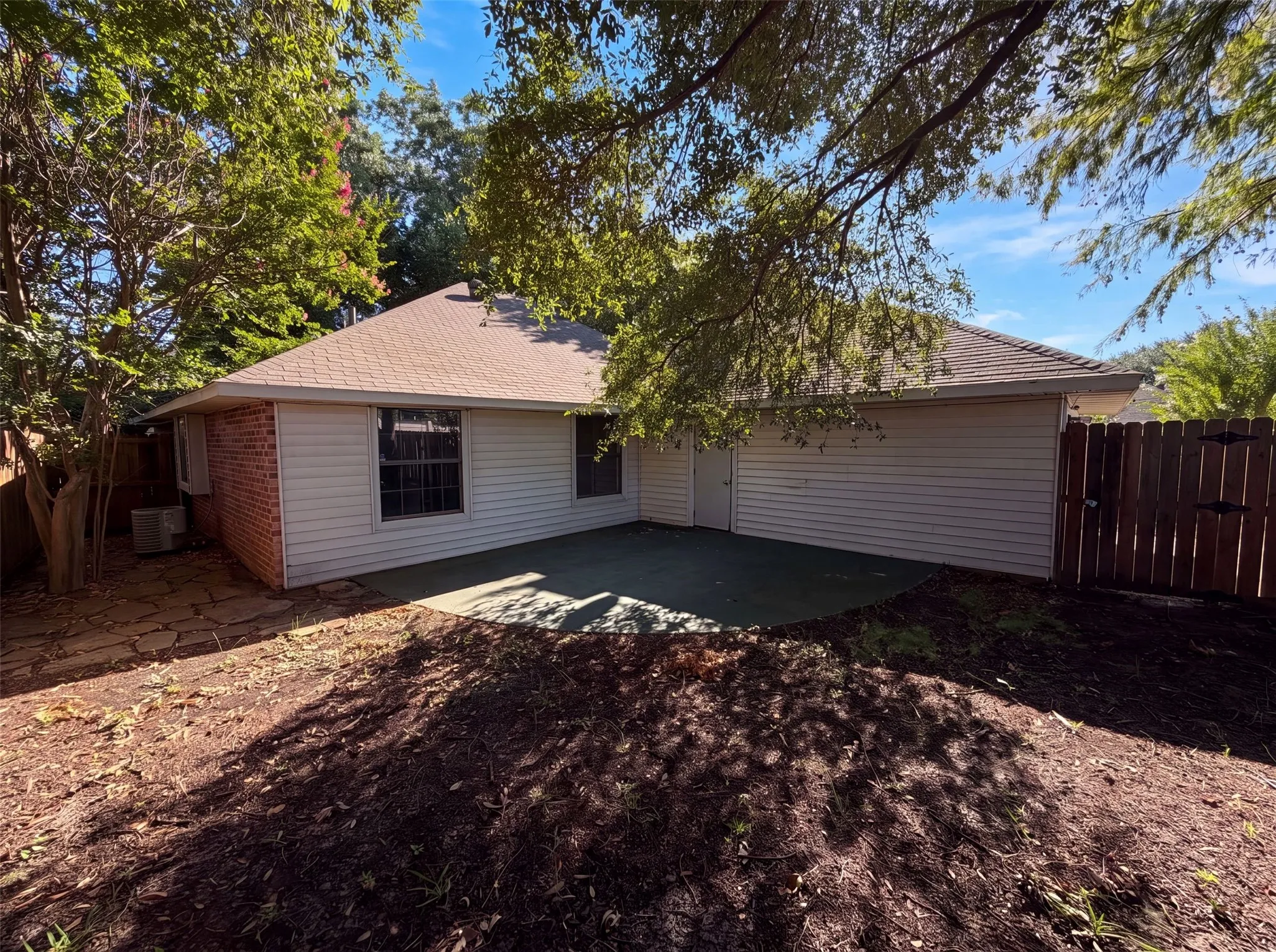 Single Family Residence For Sale in Dallas County , 1503 Curtis Lane, Cedar Hill, Texas 75104, 3 Bedroom, 2 Bathroom, 2 Garage spaces, 1,614 Sqft, built in 1985, mls#21359031, Real Estate Agent in Cedar Hill, Homes For Sale in Dallas county, Homes For Sale in Cedar Hill, Realtor in Cedar Hill Texas, Real Estate Brokerage Independent Realty Texas, Luminita Cordes Realtor