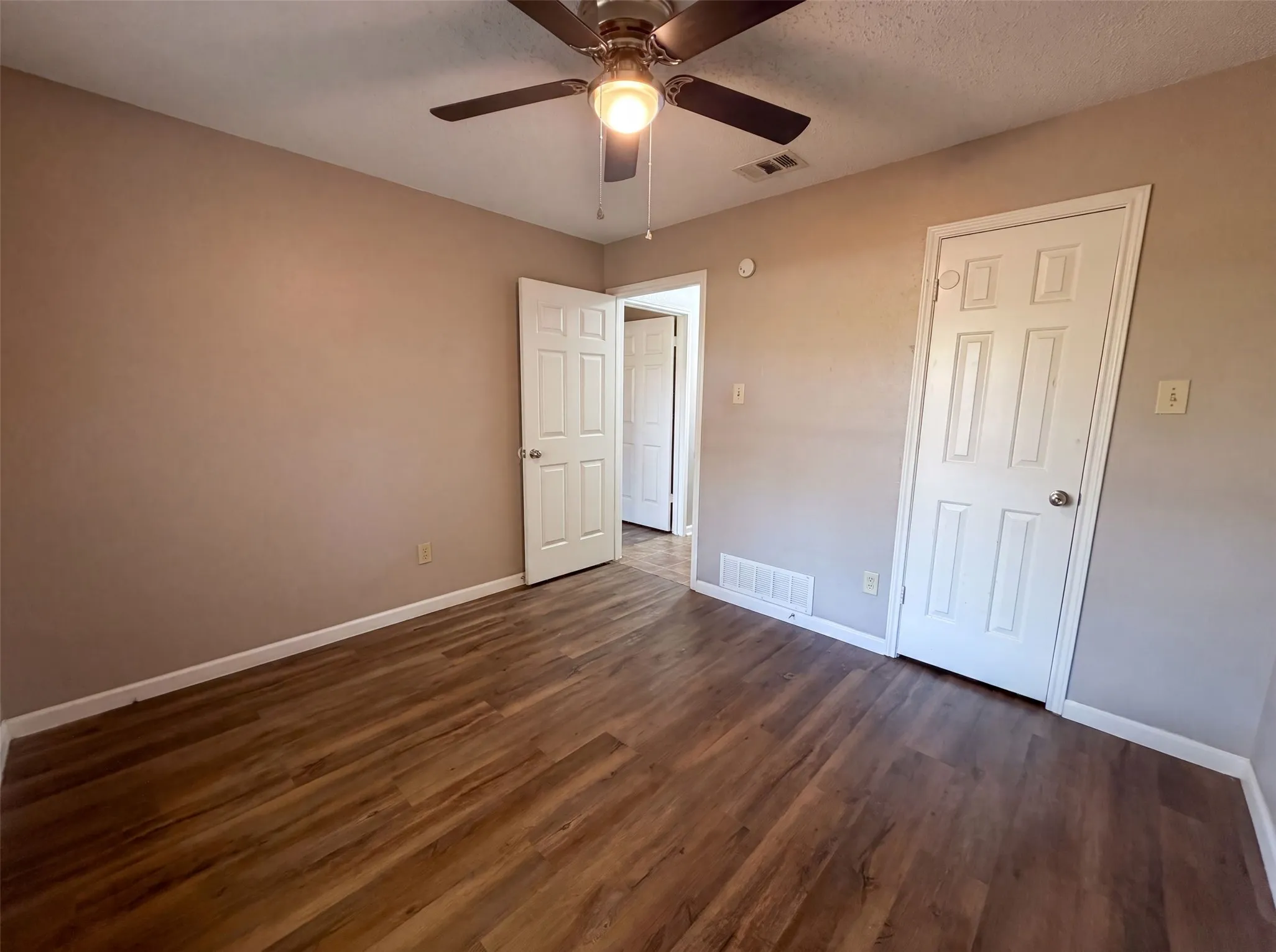Single Family Residence For Sale in Dallas County , 1503 Curtis Lane, Cedar Hill, Texas 75104, 3 Bedroom, 2 Bathroom, 2 Garage spaces, 1,614 Sqft, built in 1985, mls#21359031, Real Estate Agent in Cedar Hill, Homes For Sale in Dallas county, Homes For Sale in Cedar Hill, Realtor in Cedar Hill Texas, Real Estate Brokerage Independent Realty Texas, Luminita Cordes Realtor