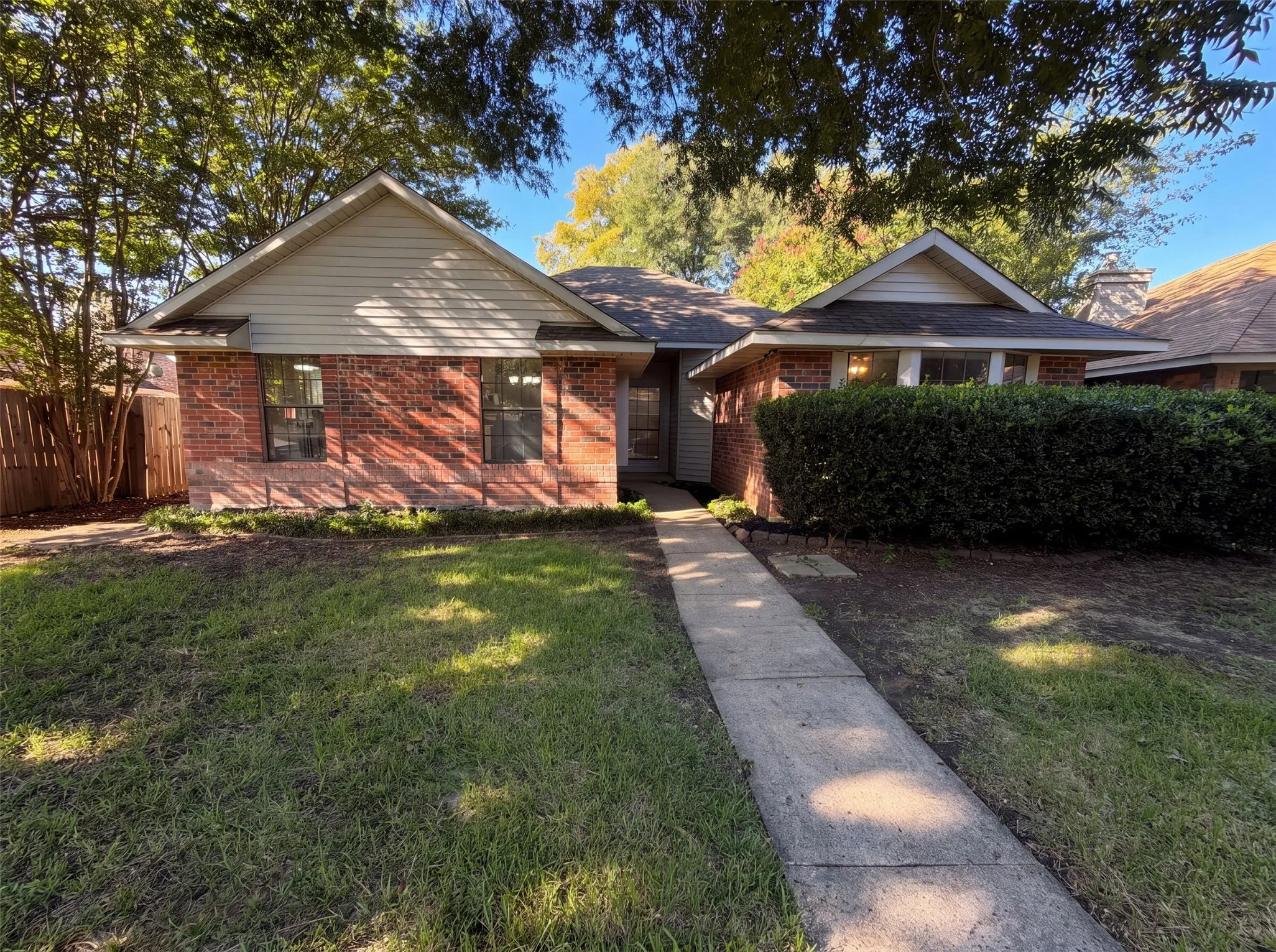 Single Family Residence For Sale in Dallas County , 1503 Curtis Lane, Cedar Hill, Texas 75104, 3 Bedroom, 2 Bathroom, 2 Garage spaces, 1,614 Sqft, built in 1985, mls#21359031, Real Estate Agent in Cedar Hill, Homes For Sale in Dallas county, Homes For Sale in Cedar Hill, Realtor in Cedar Hill Texas, Real Estate Brokerage Independent Realty Texas, Luminita Cordes Realtor