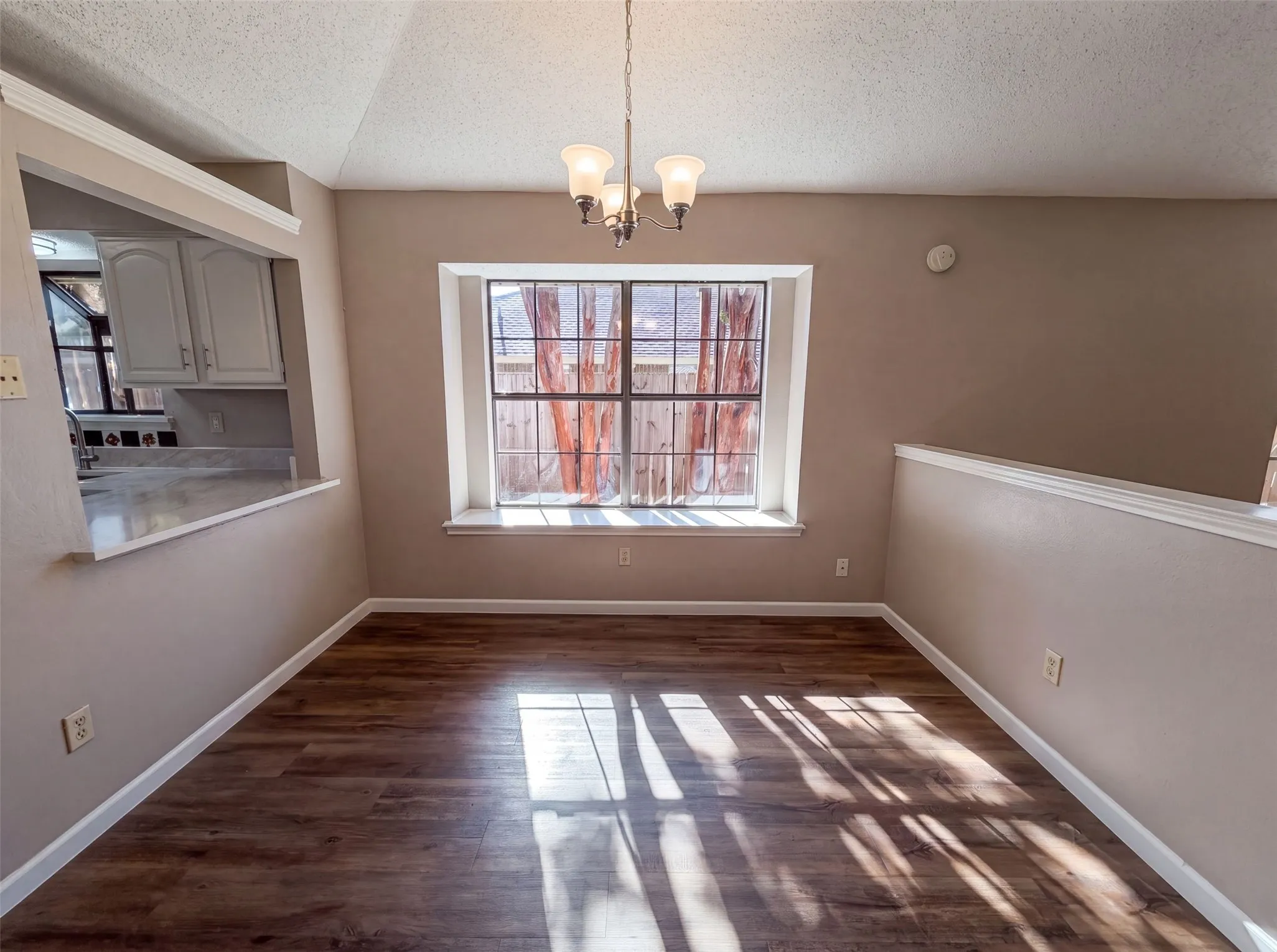 Single Family Residence For Sale in Dallas County , 1503 Curtis Lane, Cedar Hill, Texas 75104, 3 Bedroom, 2 Bathroom, 2 Garage spaces, 1,614 Sqft, built in 1985, mls#21359031, Real Estate Agent in Cedar Hill, Homes For Sale in Dallas county, Homes For Sale in Cedar Hill, Realtor in Cedar Hill Texas, Real Estate Brokerage Independent Realty Texas, Luminita Cordes Realtor