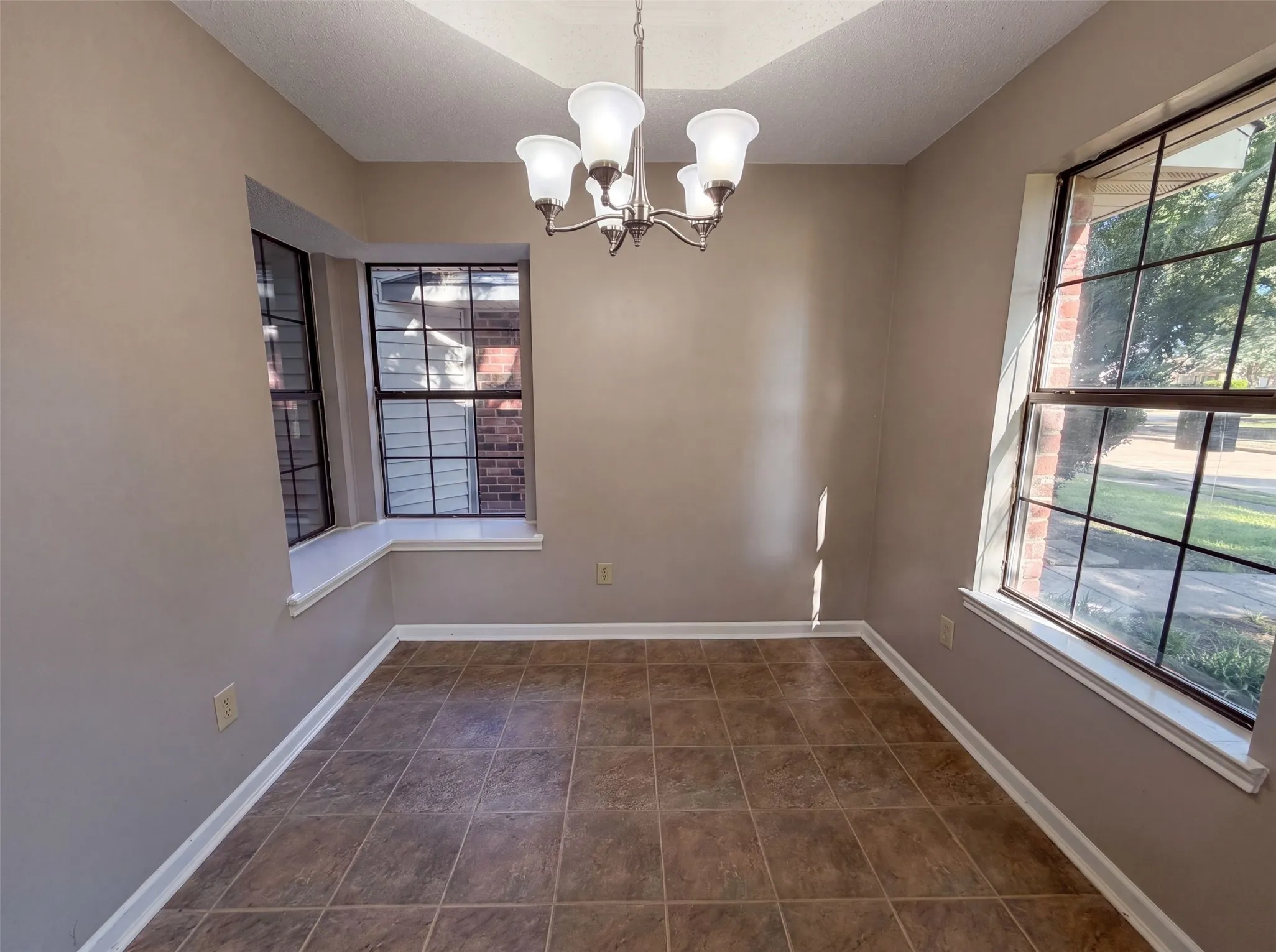 Single Family Residence For Sale in Dallas County , 1503 Curtis Lane, Cedar Hill, Texas 75104, 3 Bedroom, 2 Bathroom, 2 Garage spaces, 1,614 Sqft, built in 1985, mls#21359031, Real Estate Agent in Cedar Hill, Homes For Sale in Dallas county, Homes For Sale in Cedar Hill, Realtor in Cedar Hill Texas, Real Estate Brokerage Independent Realty Texas, Luminita Cordes Realtor