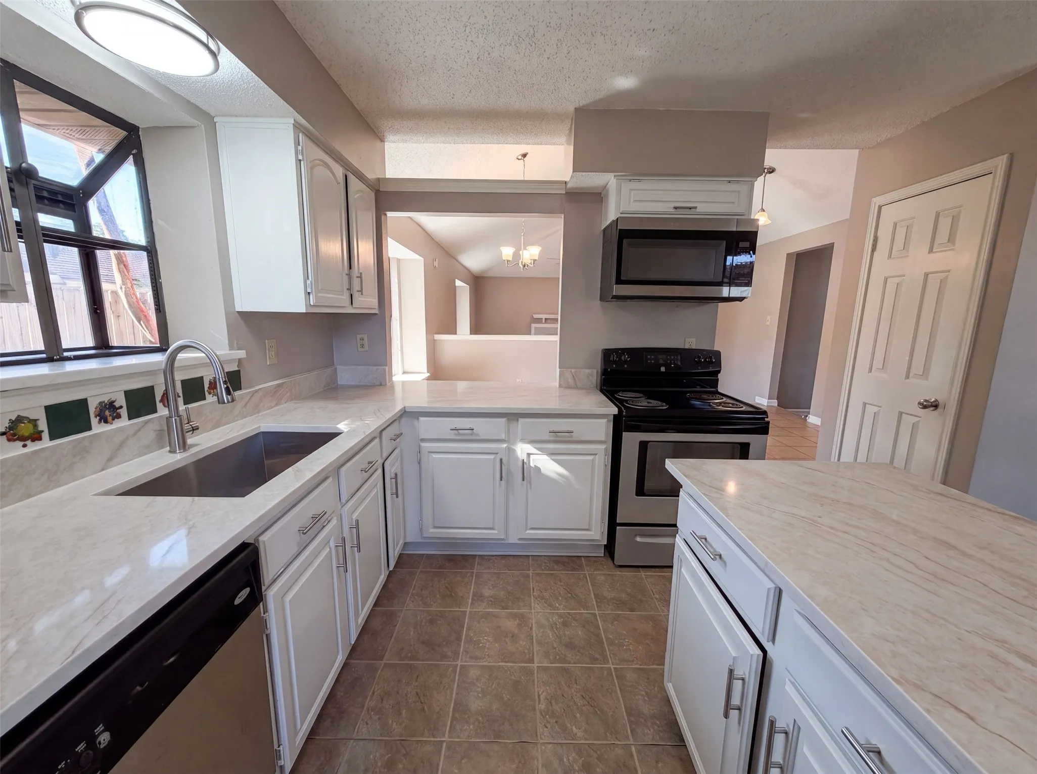 Single Family Residence For Sale in Dallas County , 1503 Curtis Lane, Cedar Hill, Texas 75104, 3 Bedroom, 2 Bathroom, 2 Garage spaces, 1,614 Sqft, built in 1985, mls#21359031, Real Estate Agent in Cedar Hill, Homes For Sale in Dallas county, Homes For Sale in Cedar Hill, Realtor in Cedar Hill Texas, Real Estate Brokerage Independent Realty Texas, Luminita Cordes Realtor