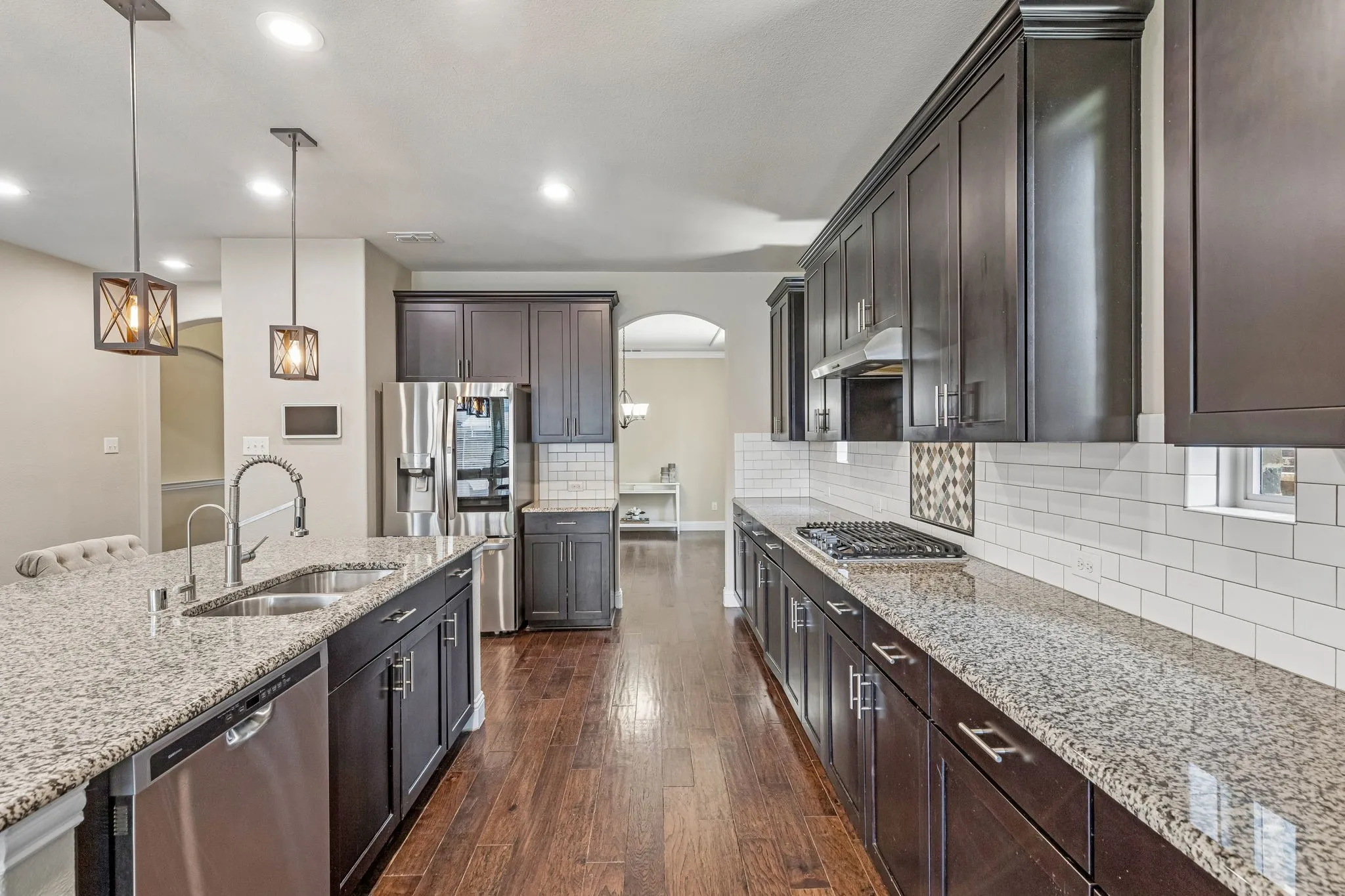 Here you can see the gas cooktop.