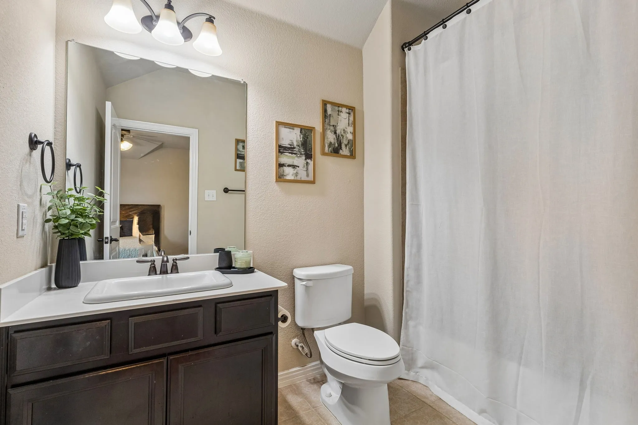 Ensuite full bathroom for bedroom #4