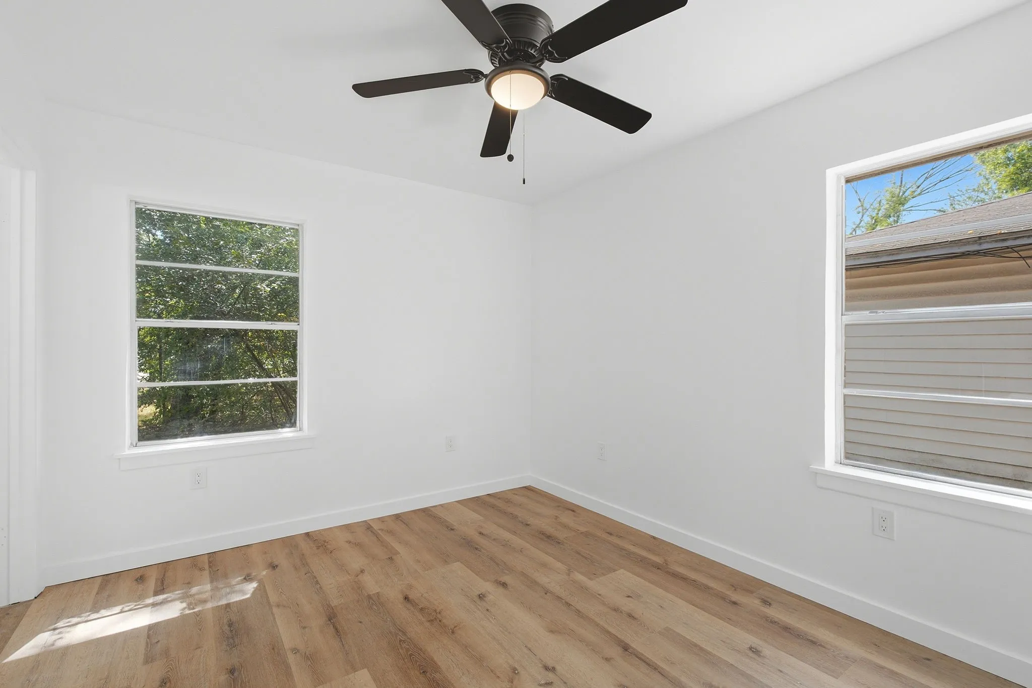 Single Family Residence For Sale in Grayson County , 204 S Lillis Lane, Denison, Texas 75020, 4 Bedroom, 3 Bathroom, Garage spaces, 1,298 Sqft, built in 1961, mls#21358931, Real Estate Agent in Denison, Homes For Sale in Grayson county, Homes For Sale in Denison, Realtor in Denison Texas, Real Estate Brokerage Independent Realty Texas, Luminita Cordes Realtor