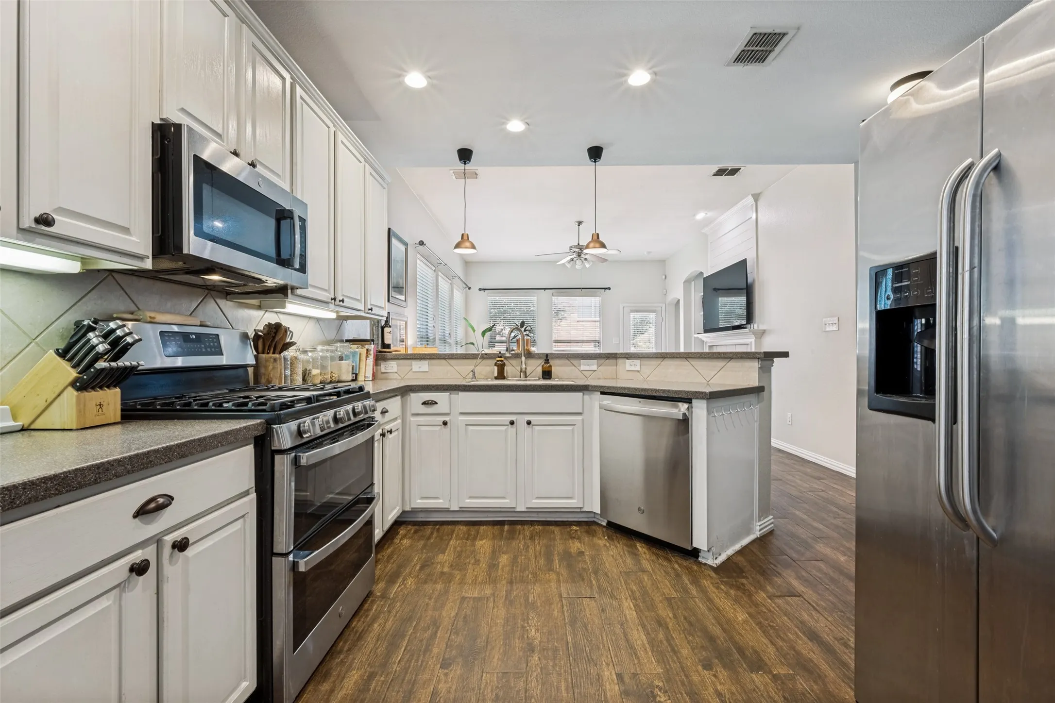 Single Family Residence For Sale in Denton County , 310 Conroe Circle, Argyle, Texas 76226, 4 Bedroom, 3 Bathroom, 2 Garage spaces, 2,493 Sqft, built in 2006, mls#21358030, Real Estate Agent in Argyle, Homes For Sale in Denton county, Homes For Sale in Argyle, Realtor in Argyle Texas, Real Estate Brokerage Independent Realty Texas, Luminita Cordes Realtor