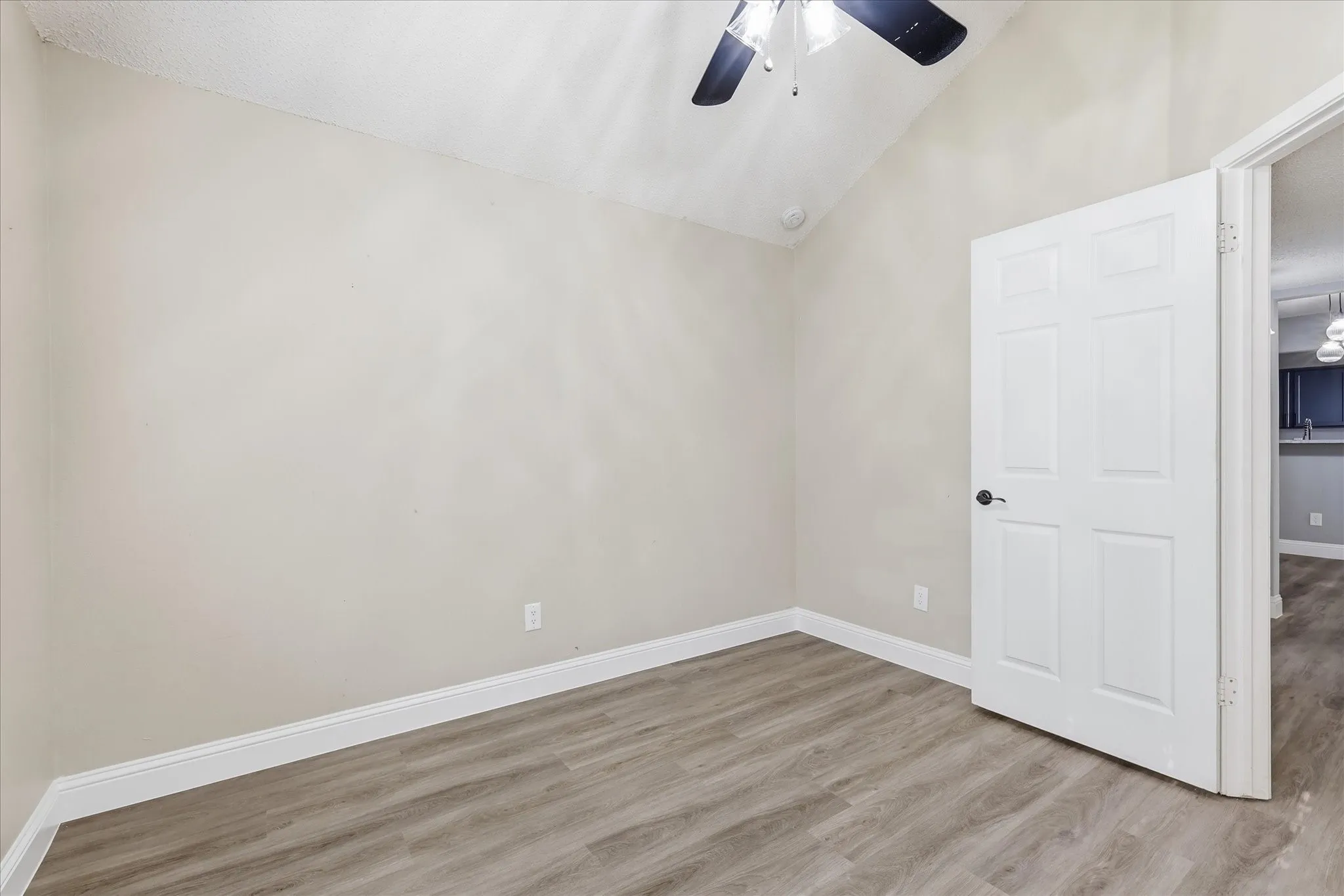 Single Family Residence For Rent in Denton County , 2909 Menlo Park Lane, Carrollton, Texas 75007, 3 Bedroom, 2 Bathroom, 2 Garage spaces, 1,602 Sqft, built in 1986, mls#21356446, Real Estate Agent in Carrollton, Homes For Rent in Denton county, Homes For Rent in Carrollton, Realtor in Carrollton Texas, Real Estate Brokerage Independent Realty Texas, Luminita Cordes Realtor