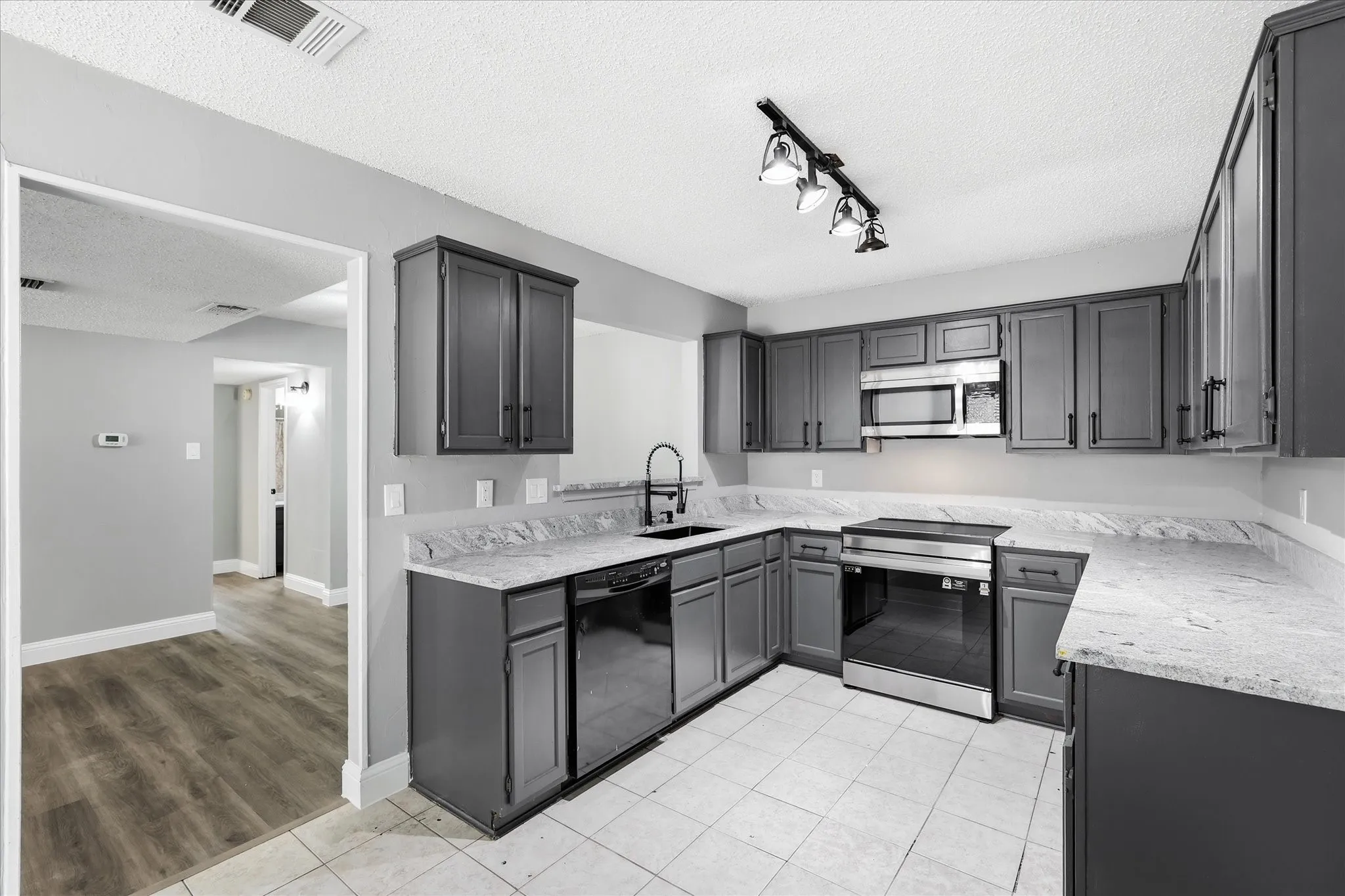 Single Family Residence For Rent in Denton County , 2909 Menlo Park Lane, Carrollton, Texas 75007, 3 Bedroom, 2 Bathroom, 2 Garage spaces, 1,602 Sqft, built in 1986, mls#21356446, Real Estate Agent in Carrollton, Homes For Rent in Denton county, Homes For Rent in Carrollton, Realtor in Carrollton Texas, Real Estate Brokerage Independent Realty Texas, Luminita Cordes Realtor