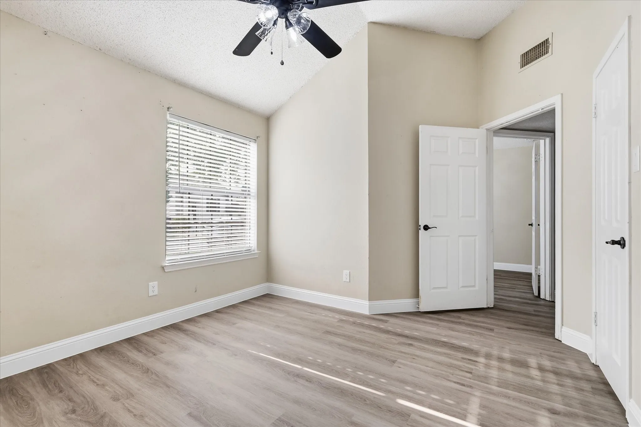 Single Family Residence For Rent in Denton County , 2909 Menlo Park Lane, Carrollton, Texas 75007, 3 Bedroom, 2 Bathroom, 2 Garage spaces, 1,602 Sqft, built in 1986, mls#21356446, Real Estate Agent in Carrollton, Homes For Rent in Denton county, Homes For Rent in Carrollton, Realtor in Carrollton Texas, Real Estate Brokerage Independent Realty Texas, Luminita Cordes Realtor