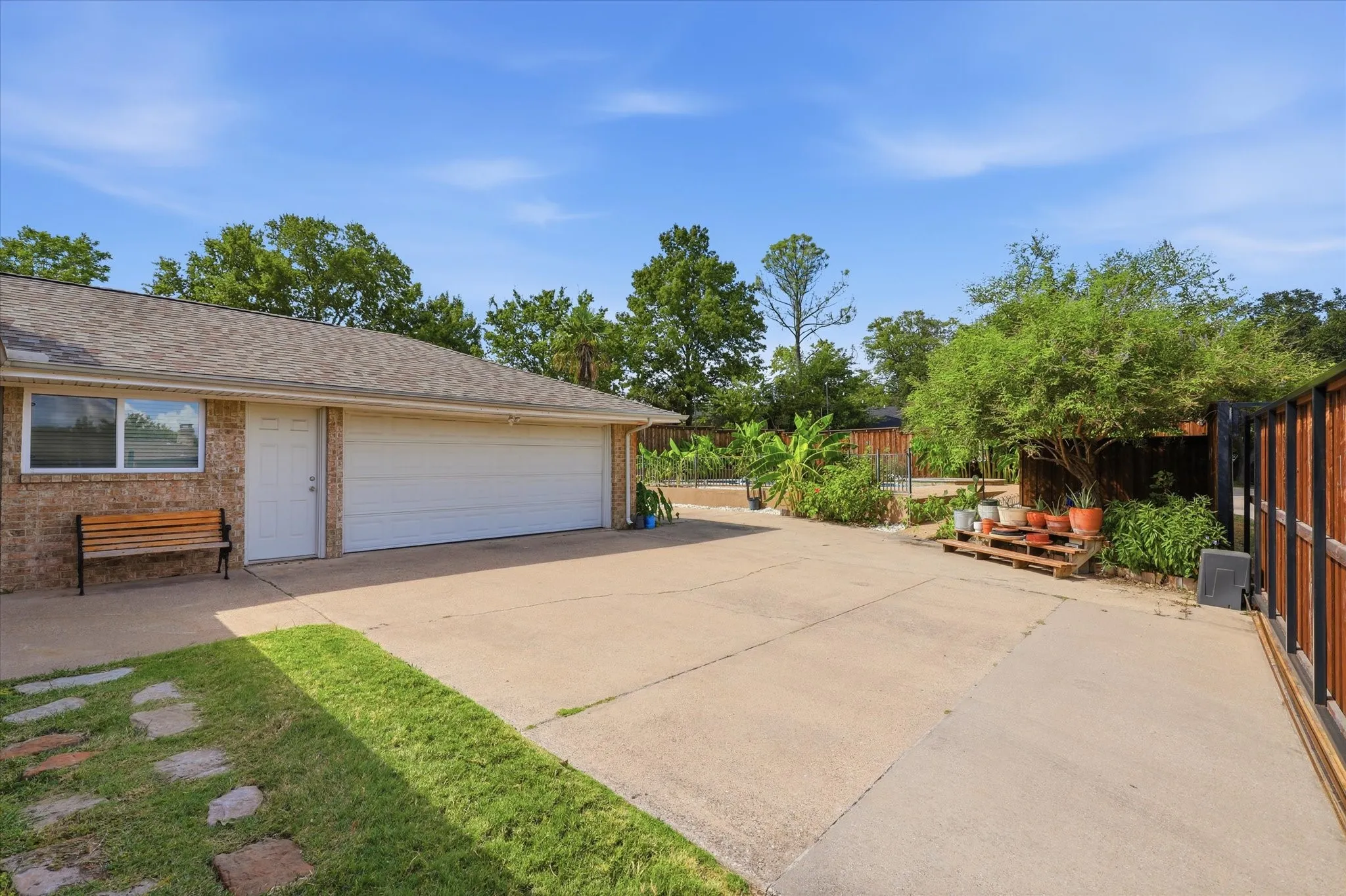 Single Family Residence For Sale in Dallas County , 3506 Valley View Lane, Garland, Texas 75043, 4 Bedroom, 3 Bathroom, 2 Garage spaces, 2,033 Sqft, built in 1974, mls#21357937, Real Estate Agent in Garland, Homes For Sale in Dallas county, Homes For Sale in Garland, Realtor in Garland Texas, Real Estate Brokerage Independent Realty Texas, Luminita Cordes Realtor