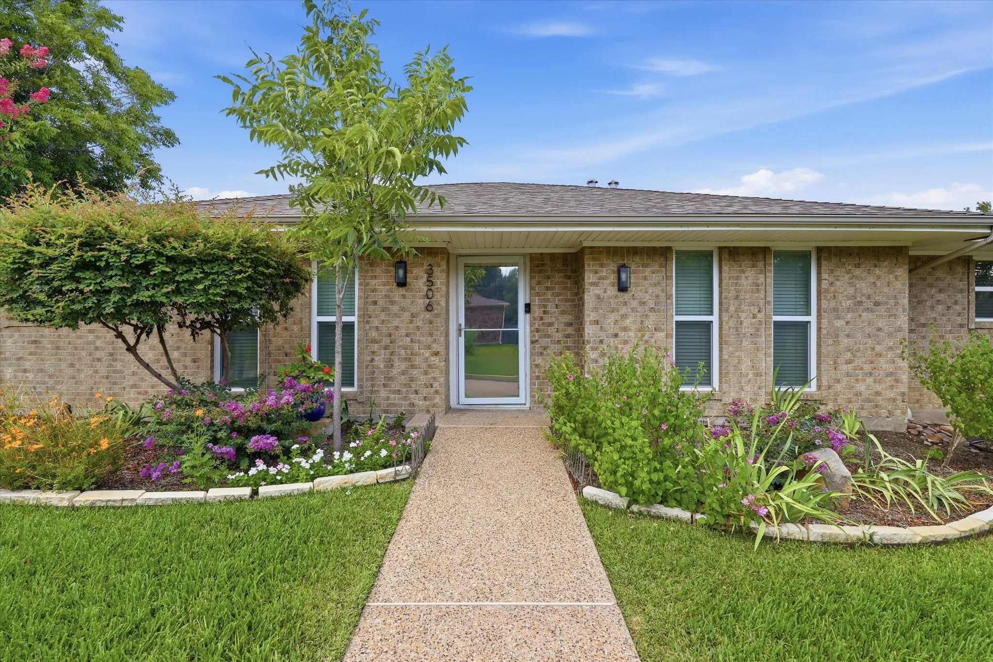 Single Family Residence For Sale in Dallas County , 3506 Valley View Lane, Garland, Texas 75043, 4 Bedroom, 3 Bathroom, 2 Garage spaces, 2,033 Sqft, built in 1974, mls#21357937, Real Estate Agent in Garland, Homes For Sale in Dallas county, Homes For Sale in Garland, Realtor in Garland Texas, Real Estate Brokerage Independent Realty Texas, Luminita Cordes Realtor