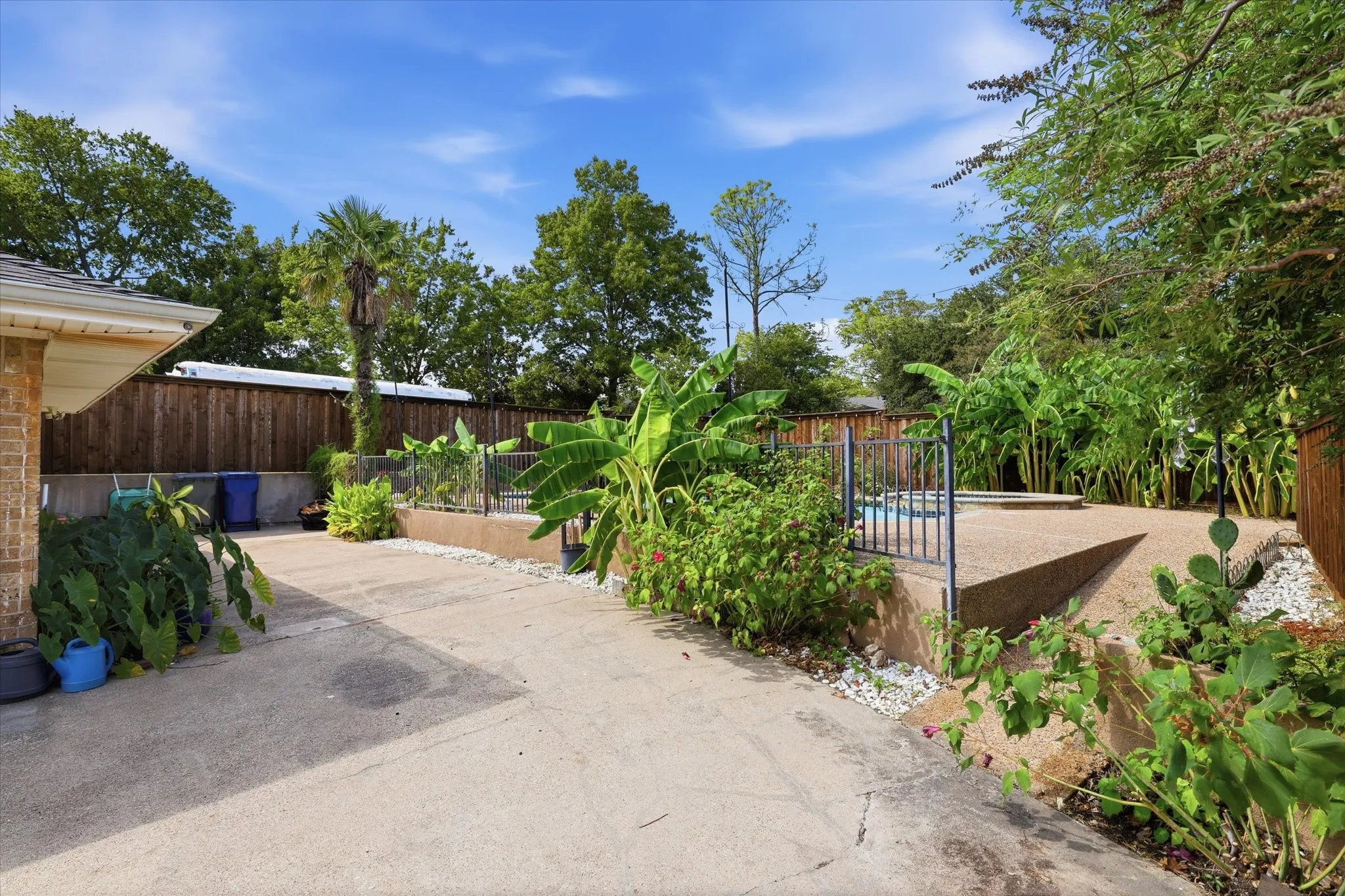 Single Family Residence For Sale in Dallas County , 3506 Valley View Lane, Garland, Texas 75043, 4 Bedroom, 3 Bathroom, 2 Garage spaces, 2,033 Sqft, built in 1974, mls#21357937, Real Estate Agent in Garland, Homes For Sale in Dallas county, Homes For Sale in Garland, Realtor in Garland Texas, Real Estate Brokerage Independent Realty Texas, Luminita Cordes Realtor