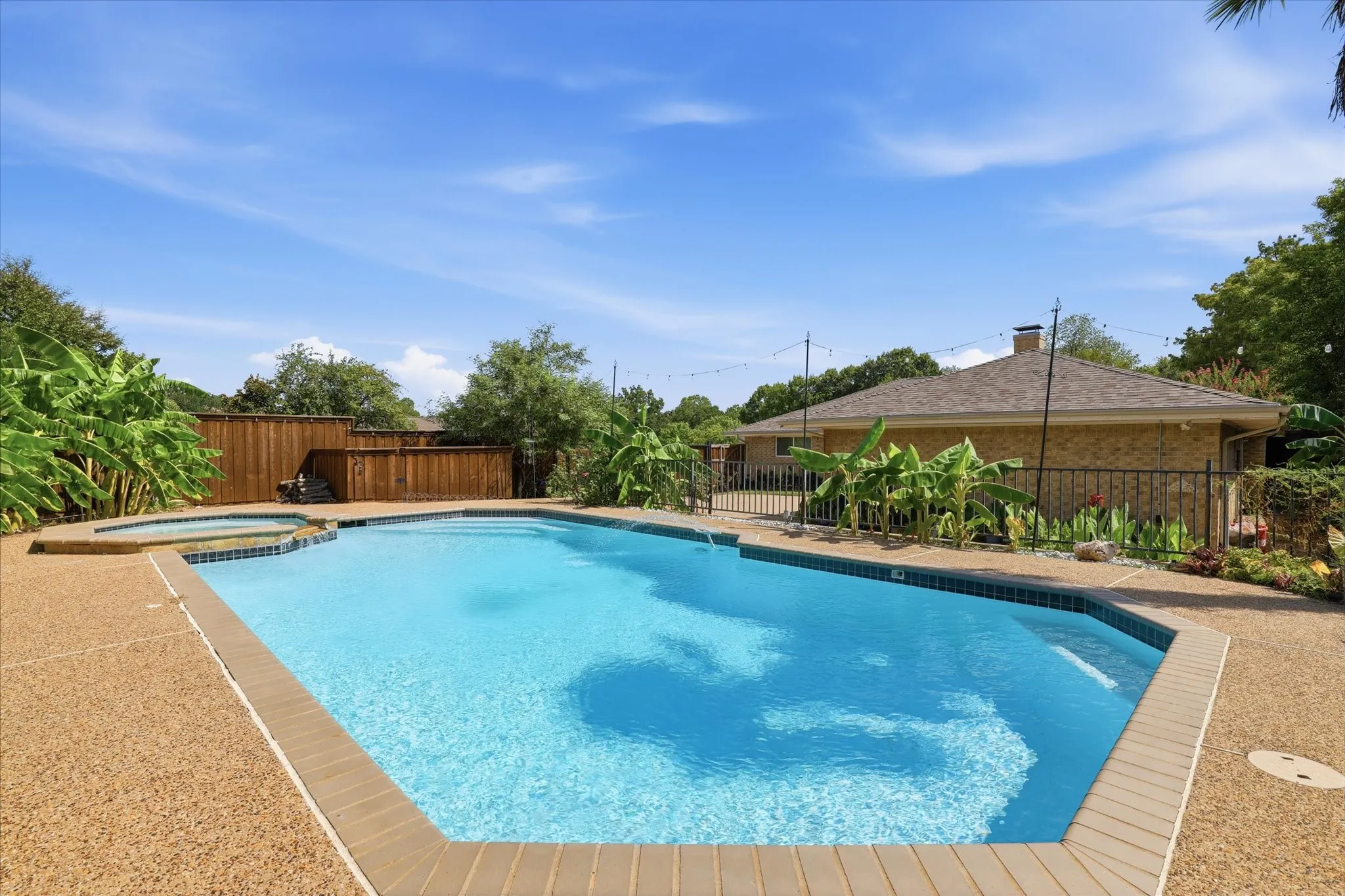 Single Family Residence For Sale in Dallas County , 3506 Valley View Lane, Garland, Texas 75043, 4 Bedroom, 3 Bathroom, 2 Garage spaces, 2,033 Sqft, built in 1974, mls#21357937, Real Estate Agent in Garland, Homes For Sale in Dallas county, Homes For Sale in Garland, Realtor in Garland Texas, Real Estate Brokerage Independent Realty Texas, Luminita Cordes Realtor