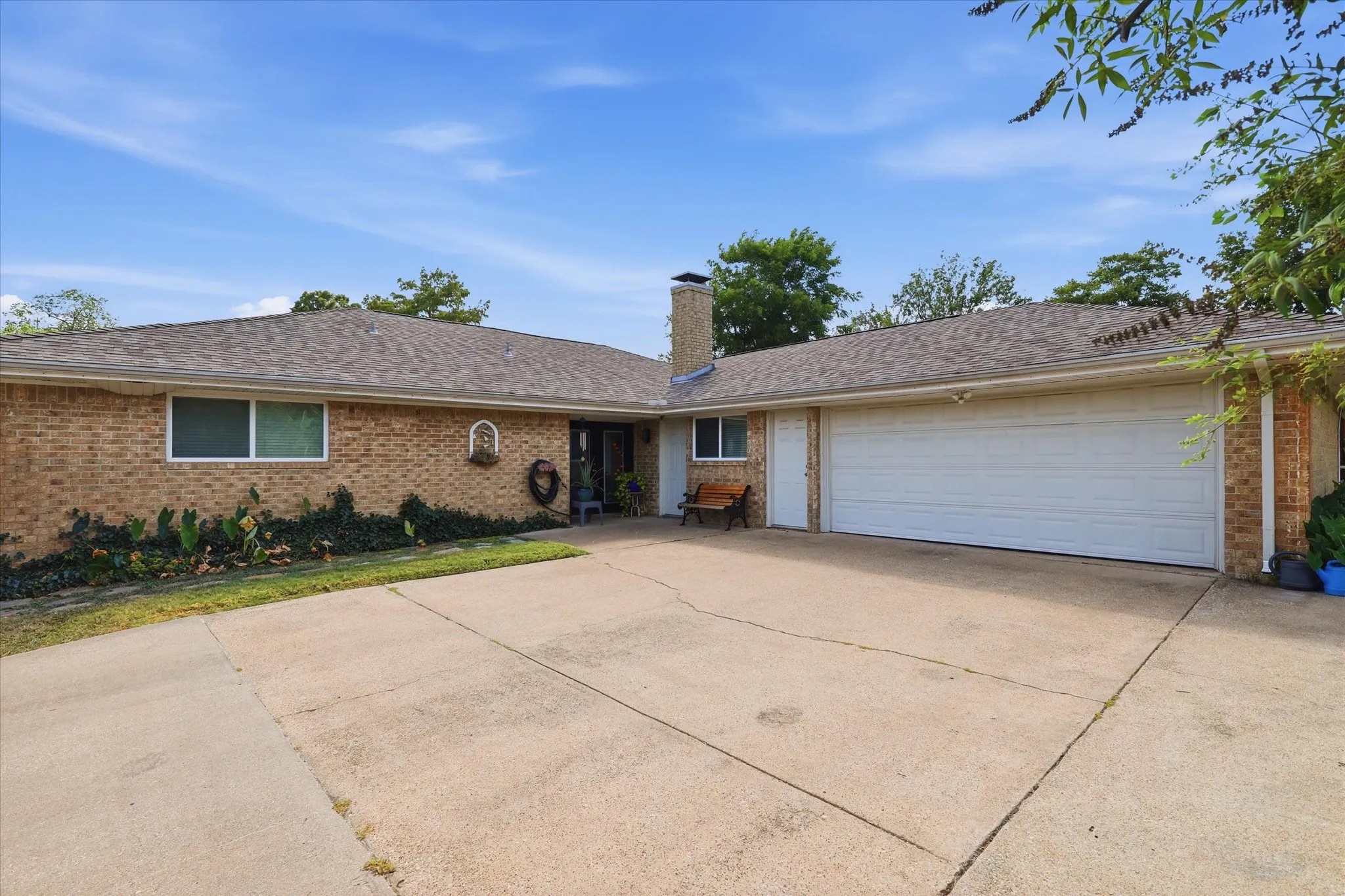 Single Family Residence For Sale in Dallas County , 3506 Valley View Lane, Garland, Texas 75043, 4 Bedroom, 3 Bathroom, 2 Garage spaces, 2,033 Sqft, built in 1974, mls#21357937, Real Estate Agent in Garland, Homes For Sale in Dallas county, Homes For Sale in Garland, Realtor in Garland Texas, Real Estate Brokerage Independent Realty Texas, Luminita Cordes Realtor
