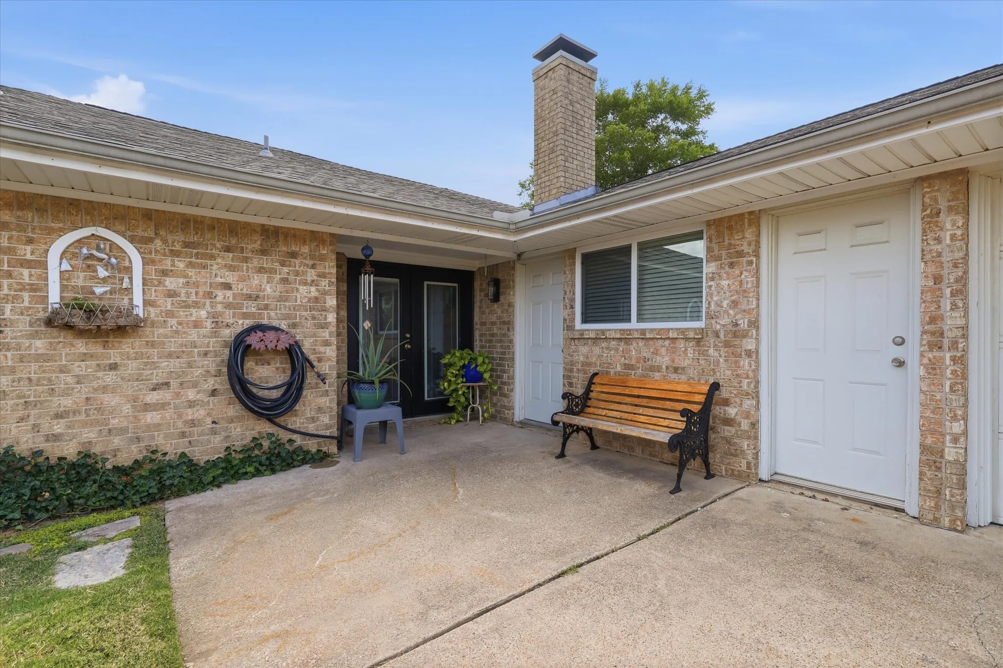 Single Family Residence For Sale in Dallas County , 3506 Valley View Lane, Garland, Texas 75043, 4 Bedroom, 3 Bathroom, 2 Garage spaces, 2,033 Sqft, built in 1974, mls#21357937, Real Estate Agent in Garland, Homes For Sale in Dallas county, Homes For Sale in Garland, Realtor in Garland Texas, Real Estate Brokerage Independent Realty Texas, Luminita Cordes Realtor