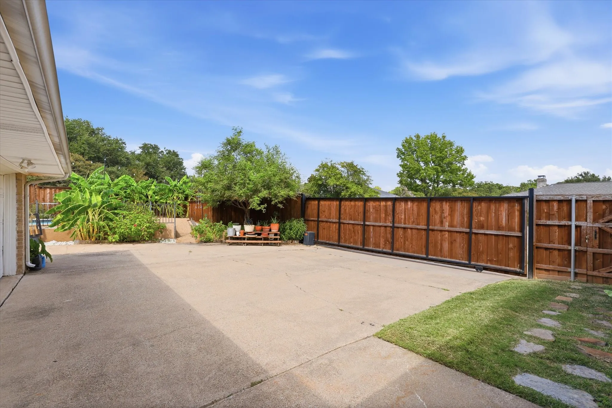 Single Family Residence For Sale in Dallas County , 3506 Valley View Lane, Garland, Texas 75043, 4 Bedroom, 3 Bathroom, 2 Garage spaces, 2,033 Sqft, built in 1974, mls#21357937, Real Estate Agent in Garland, Homes For Sale in Dallas county, Homes For Sale in Garland, Realtor in Garland Texas, Real Estate Brokerage Independent Realty Texas, Luminita Cordes Realtor