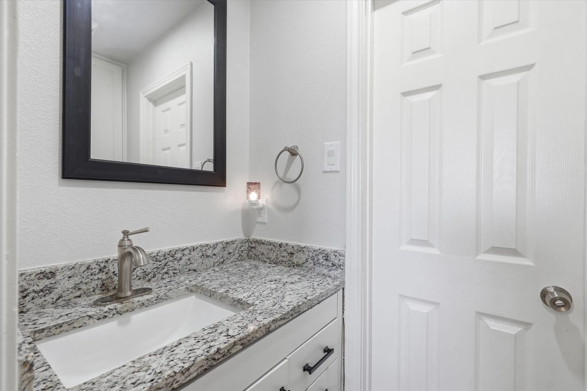 Single Family Residence For Sale in Dallas County , 3506 Valley View Lane, Garland, Texas 75043, 4 Bedroom, 3 Bathroom, 2 Garage spaces, 2,033 Sqft, built in 1974, mls#21357937, Real Estate Agent in Garland, Homes For Sale in Dallas county, Homes For Sale in Garland, Realtor in Garland Texas, Real Estate Brokerage Independent Realty Texas, Luminita Cordes Realtor