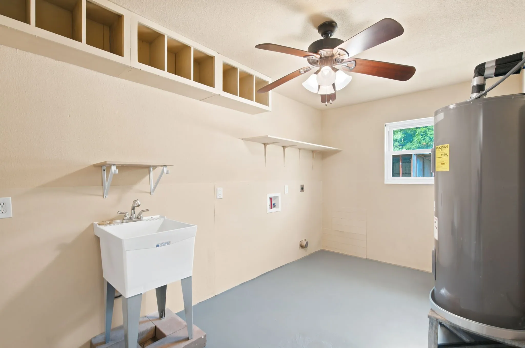 Single Family Residence For Sale in Parker County , 328 Silver Lane, Azle, Texas 76020, 3 Bedroom, 3 Bathroom, Garage spaces, 1,780 Sqft, built in 2013, mls#21358116, Real Estate Agent in Azle, Homes For Sale in Parker county, Homes For Sale in Azle, Realtor in Azle Texas, Real Estate Brokerage Independent Realty Texas, Luminita Cordes Realtor