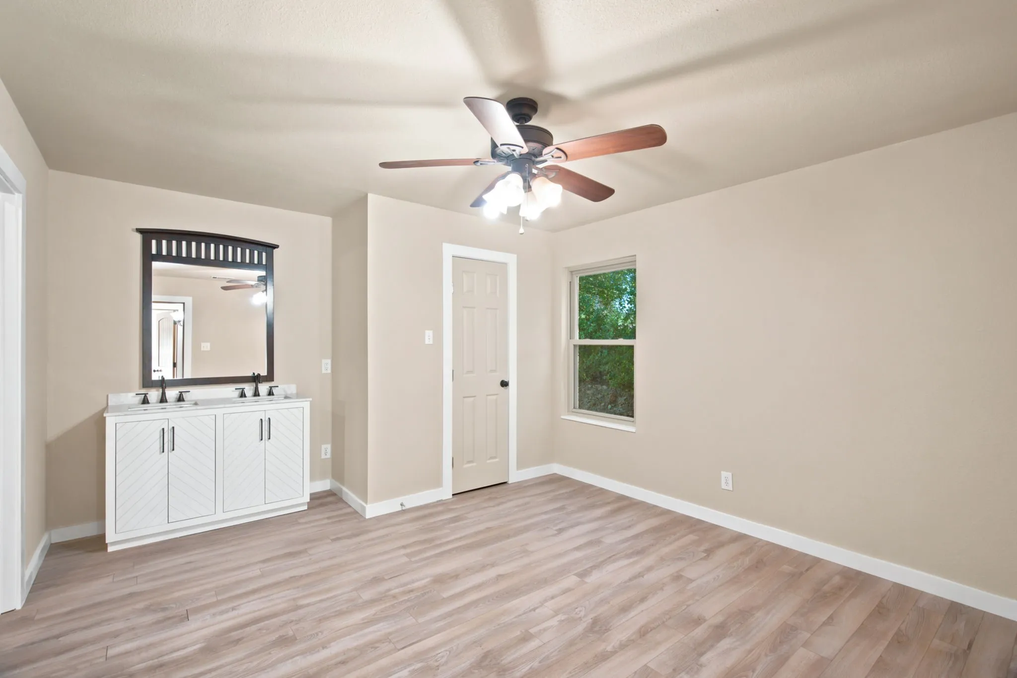 Single Family Residence For Sale in Parker County , 328 Silver Lane, Azle, Texas 76020, 3 Bedroom, 3 Bathroom, Garage spaces, 1,780 Sqft, built in 2013, mls#21358116, Real Estate Agent in Azle, Homes For Sale in Parker county, Homes For Sale in Azle, Realtor in Azle Texas, Real Estate Brokerage Independent Realty Texas, Luminita Cordes Realtor