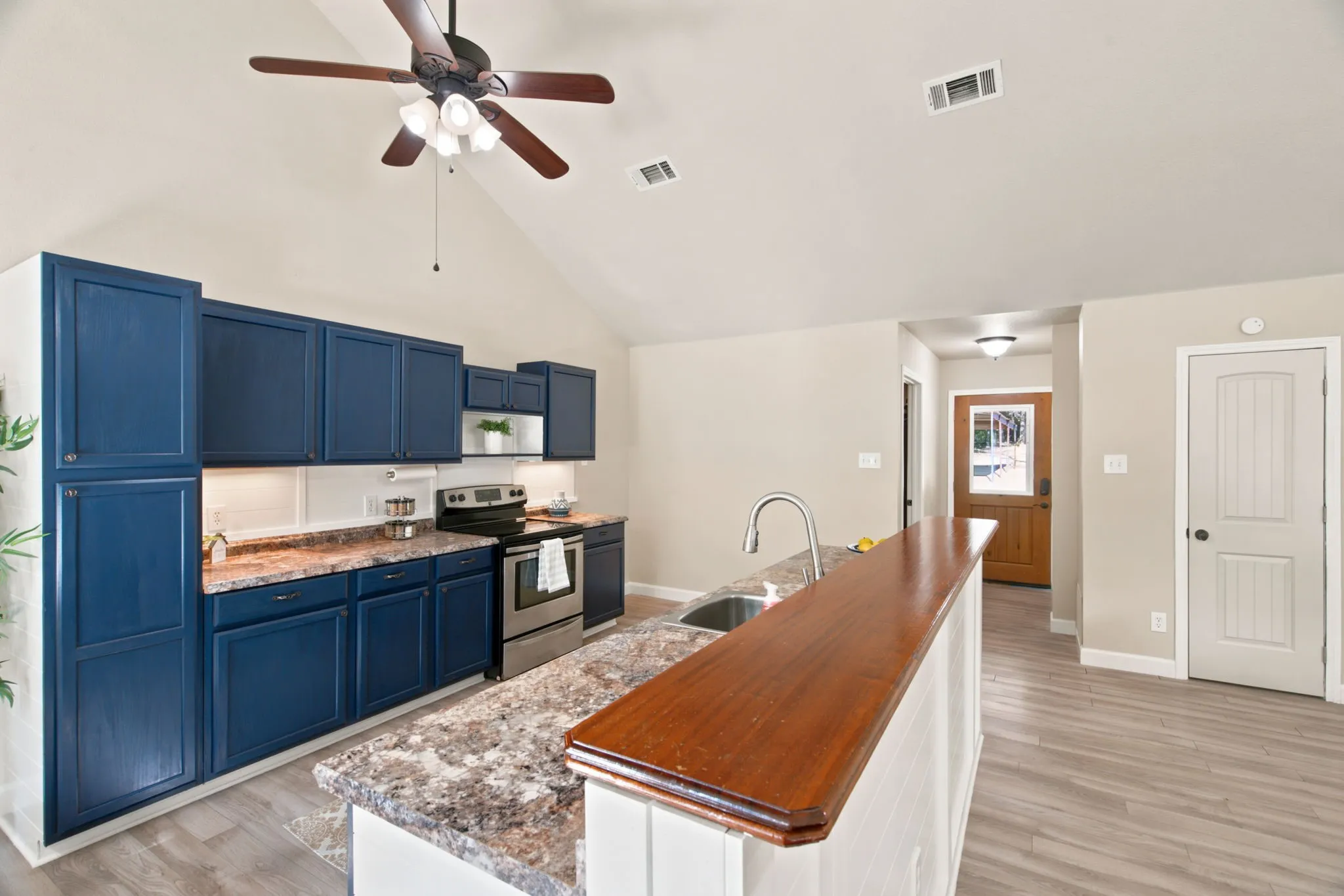 Single Family Residence For Sale in Parker County , 328 Silver Lane, Azle, Texas 76020, 3 Bedroom, 3 Bathroom, Garage spaces, 1,780 Sqft, built in 2013, mls#21358116, Real Estate Agent in Azle, Homes For Sale in Parker county, Homes For Sale in Azle, Realtor in Azle Texas, Real Estate Brokerage Independent Realty Texas, Luminita Cordes Realtor