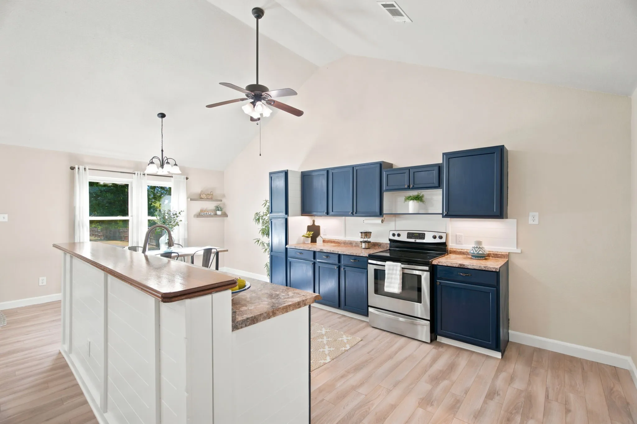 Single Family Residence For Sale in Parker County , 328 Silver Lane, Azle, Texas 76020, 3 Bedroom, 3 Bathroom, Garage spaces, 1,780 Sqft, built in 2013, mls#21358116, Real Estate Agent in Azle, Homes For Sale in Parker county, Homes For Sale in Azle, Realtor in Azle Texas, Real Estate Brokerage Independent Realty Texas, Luminita Cordes Realtor